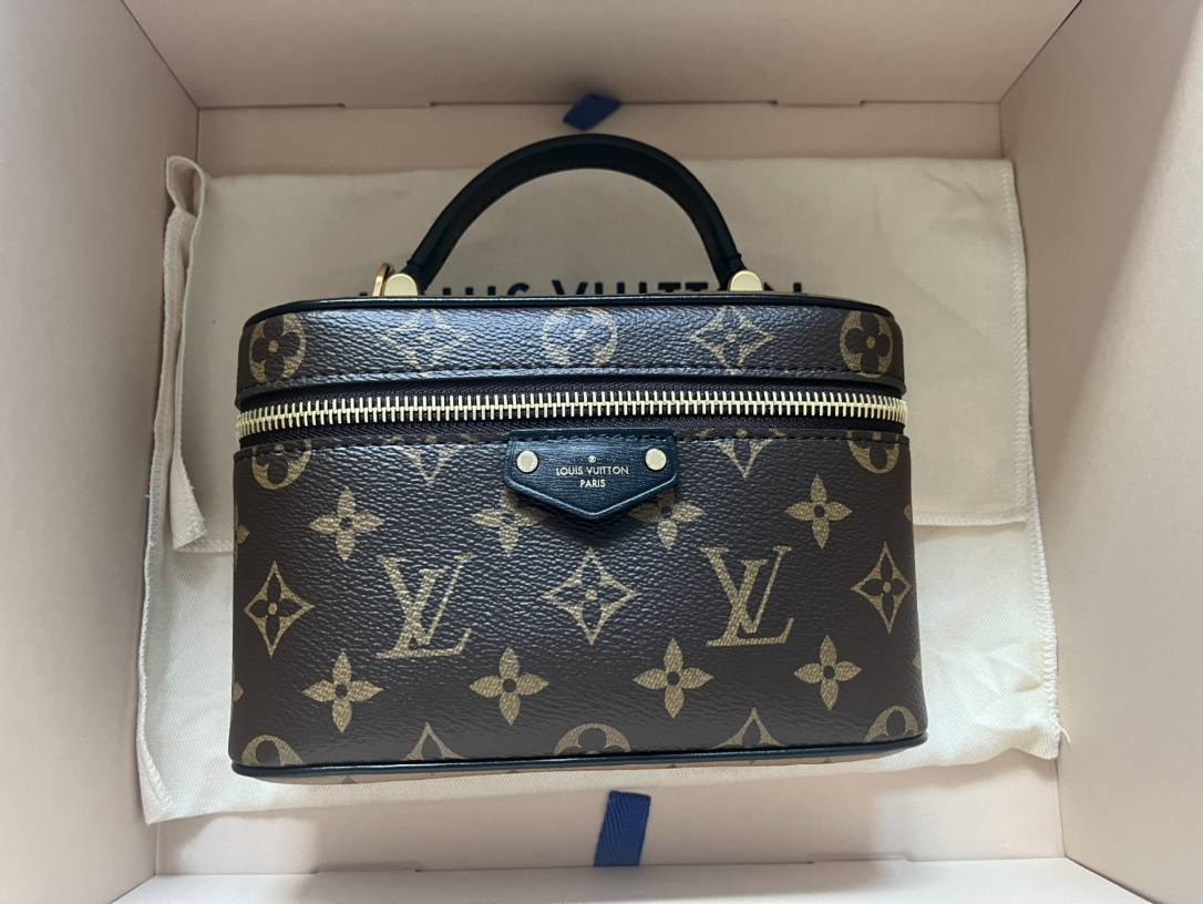 Ellebag’s 1:1 Replica of Louis Vuitton M47125 Vanity Chain Pouch: A Tribute to Iconic Craftsmanship (2024 Dec updated)-Best Quality Fake Louis Vuitton Bag Online Store, Replica designer bag ru