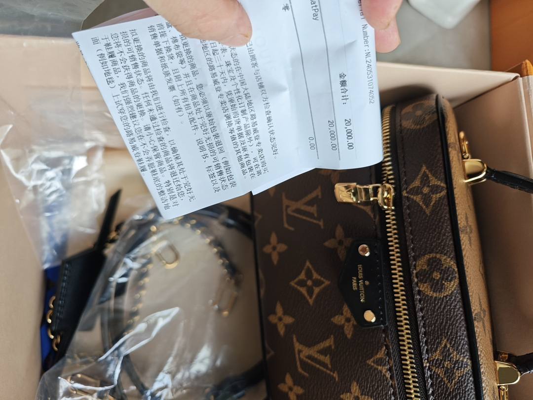 Ellebag’s 1:1 Replica of Louis Vuitton M47125 Vanity Chain Pouch: A Tribute to Iconic Craftsmanship (2024 Dec updated)-Best Quality Fake Louis Vuitton Bag Online Store, Replica designer bag ru