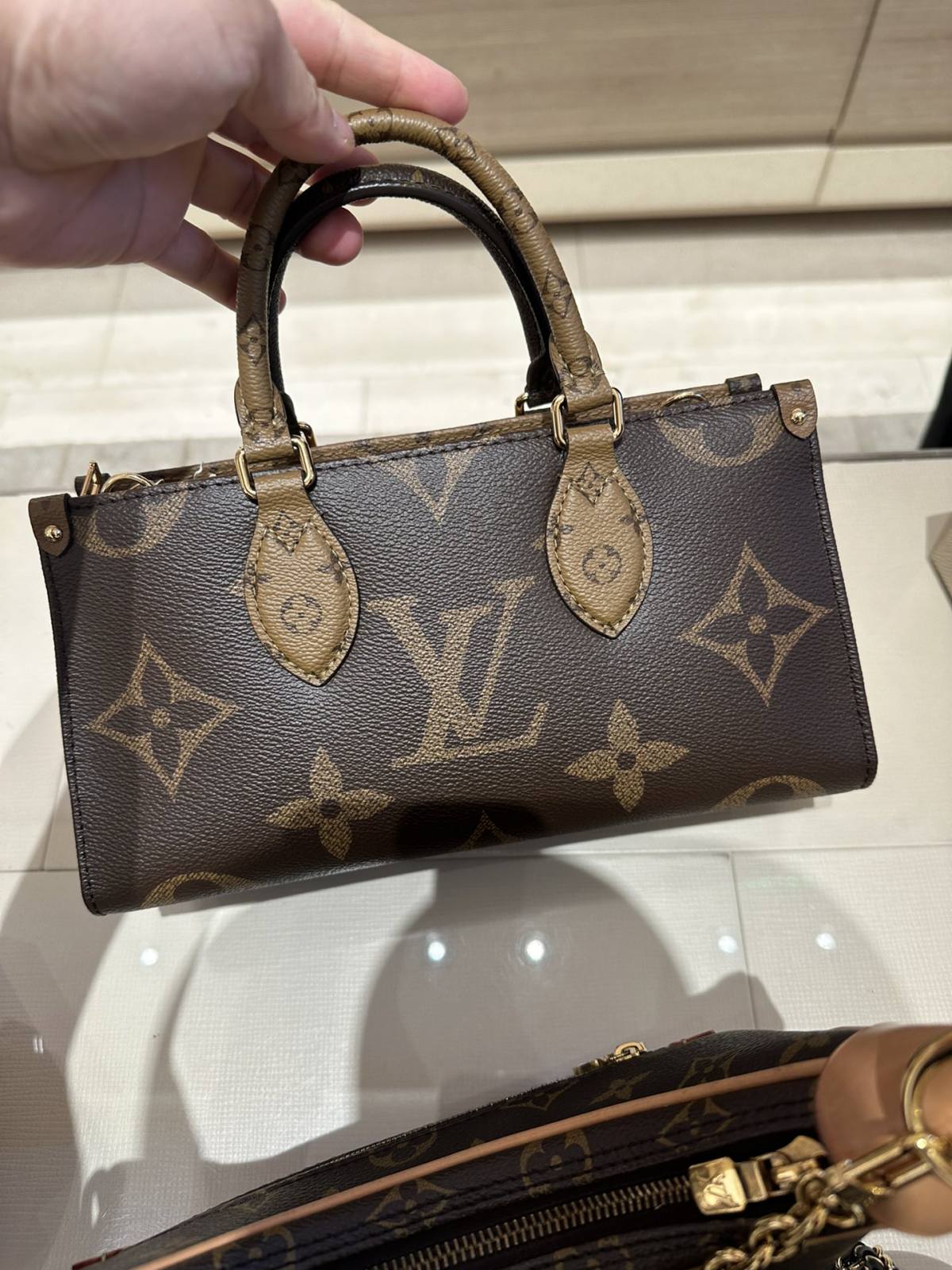 Ellebag’s 1:1 Replica of Louis Vuitton M47125 Vanity Chain Pouch: A Tribute to Iconic Craftsmanship (2024 Dec updated)-Best Quality Fake Louis Vuitton Bag Online Store, Replica designer bag ru