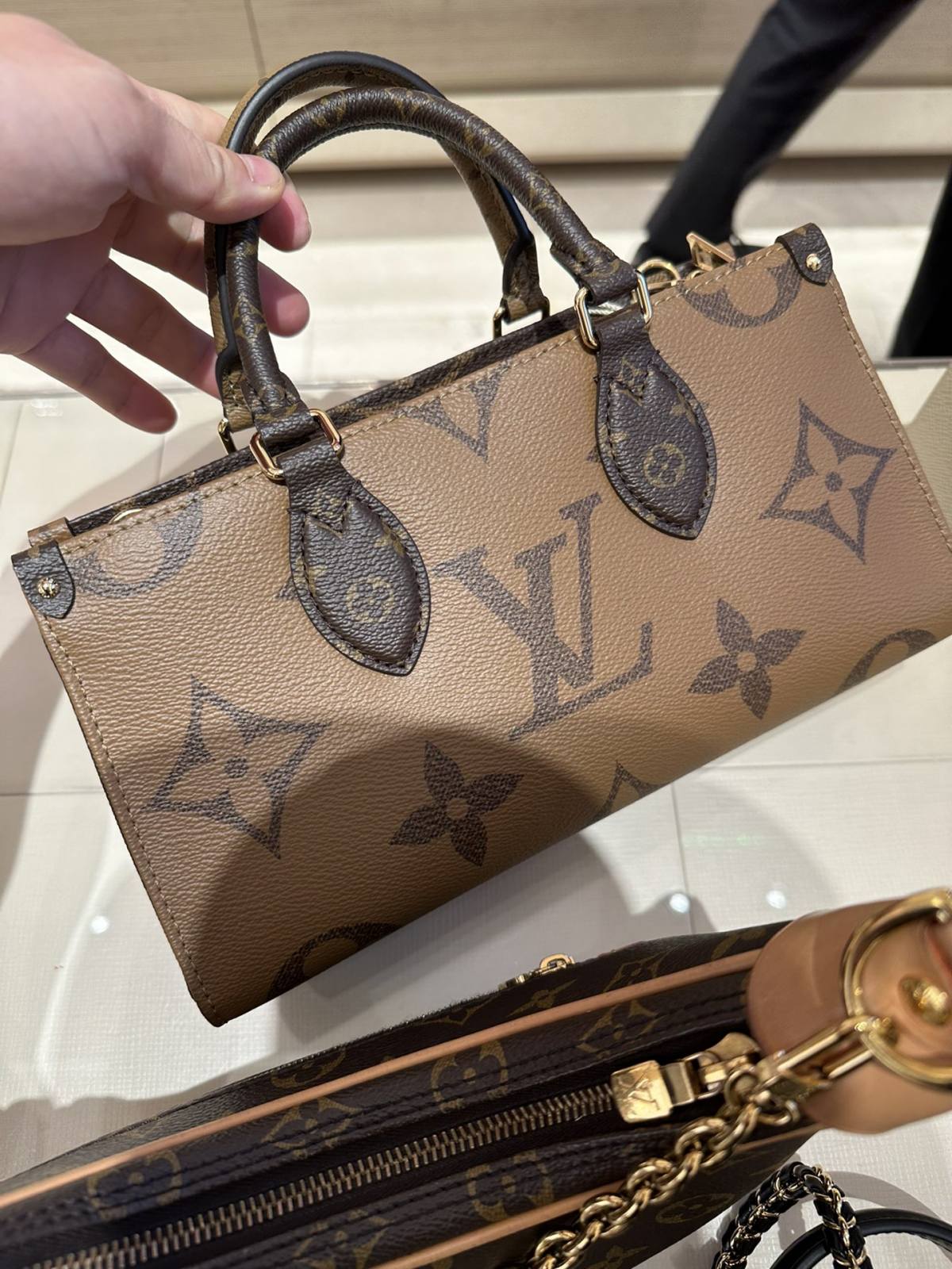 Ellebag’s 1:1 Replica of Louis Vuitton M47125 Vanity Chain Pouch: A Tribute to Iconic Craftsmanship (2024 Dec updated)-Best Quality Fake Louis Vuitton Bag Online Store, Replica designer bag ru