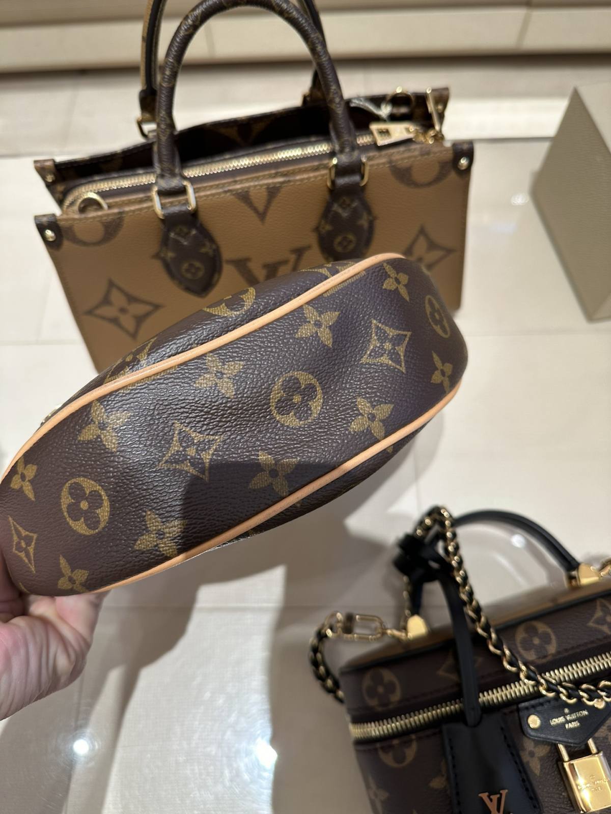 Ellebag’s 1:1 Replica of Louis Vuitton M47125 Vanity Chain Pouch: A Tribute to Iconic Craftsmanship (2024 Dec updated)-Best Quality Fake Louis Vuitton Bag Online Store, Replica designer bag ru