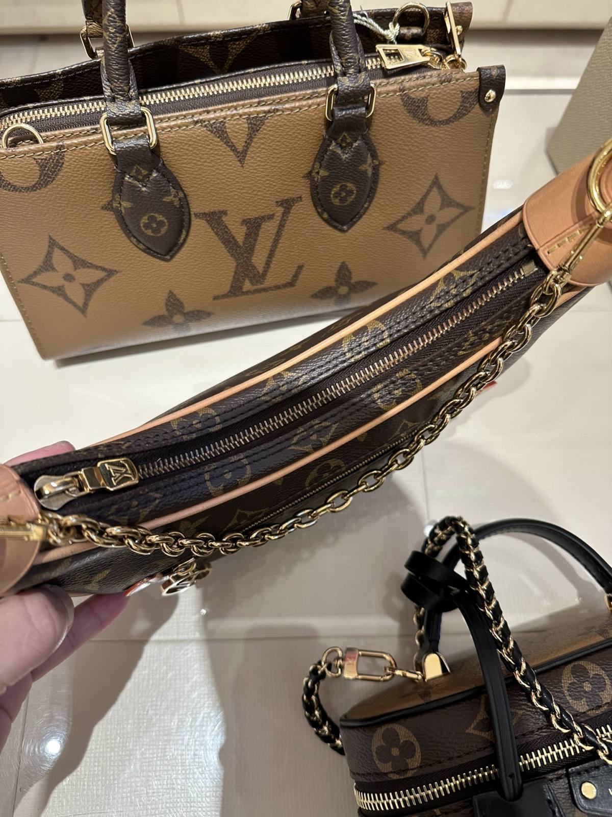 Ellebag’s 1:1 Replica of Louis Vuitton M47125 Vanity Chain Pouch: A Tribute to Iconic Craftsmanship (2024 Dec updated)-Best Quality Fake Louis Vuitton Bag Online Store, Replica designer bag ru