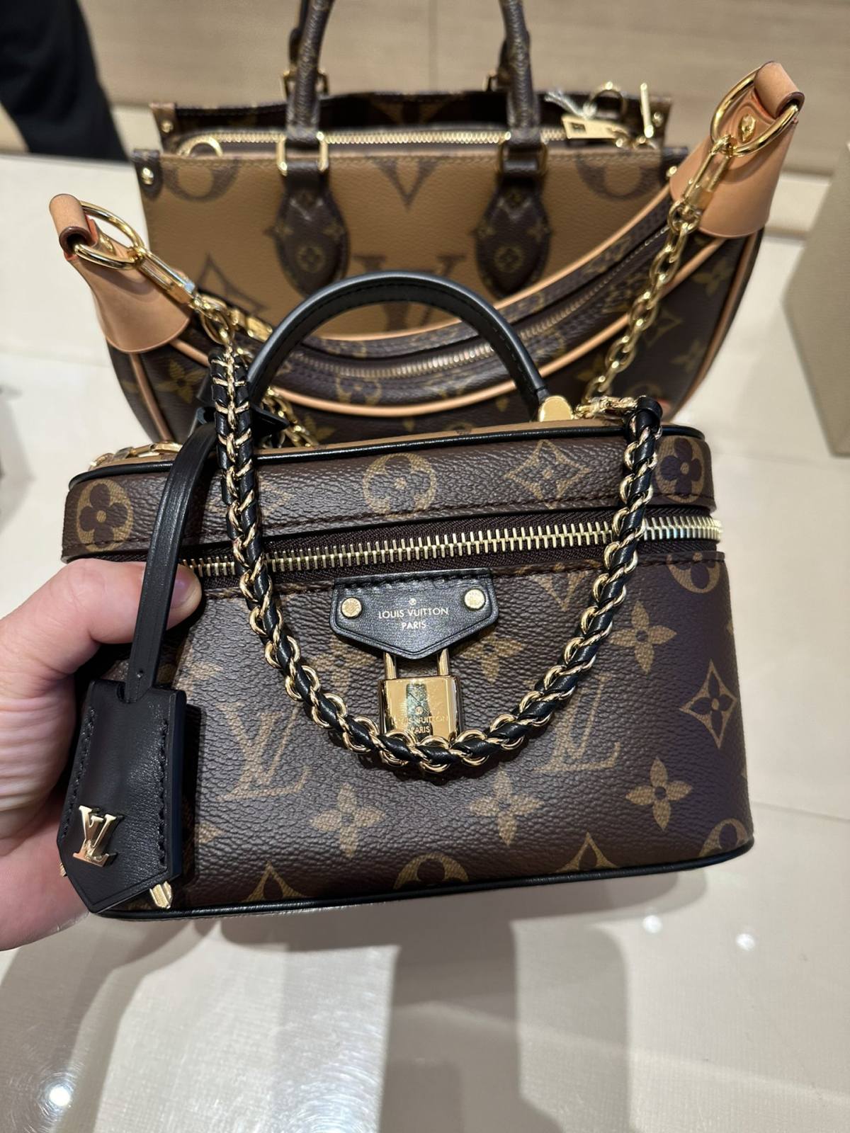 Ellebag’s 1:1 Replica of Louis Vuitton M47125 Vanity Chain Pouch: A Tribute to Iconic Craftsmanship (2024 Dec updated)-Best Quality Fake Louis Vuitton Bag Online Store, Replica designer bag ru