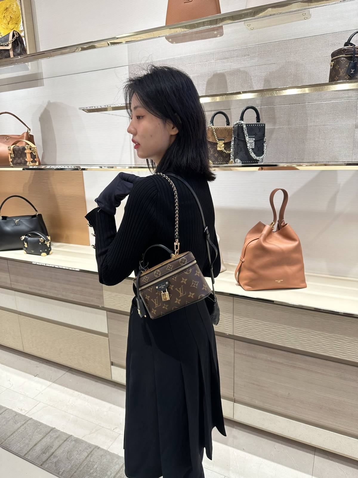 Ellebag’s 1:1 Replica of Louis Vuitton M47125 Vanity Chain Pouch: A Tribute to Iconic Craftsmanship (2024 Dec updated)-Best Quality Fake Louis Vuitton Bag Online Store, Replica designer bag ru