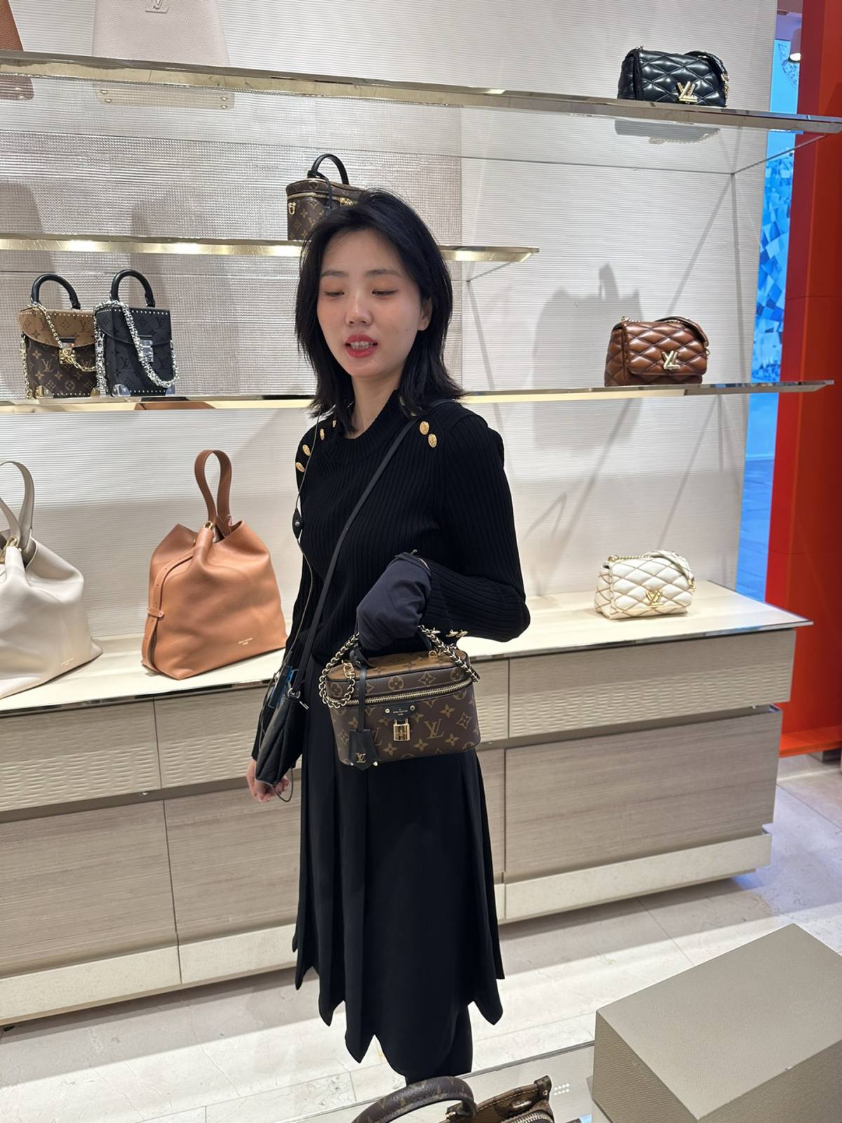 Ellebag’s 1:1 Replica of Louis Vuitton M47125 Vanity Chain Pouch: A Tribute to Iconic Craftsmanship (2024 Dec updated)-Best Quality Fake Louis Vuitton Bag Online Store, Replica designer bag ru