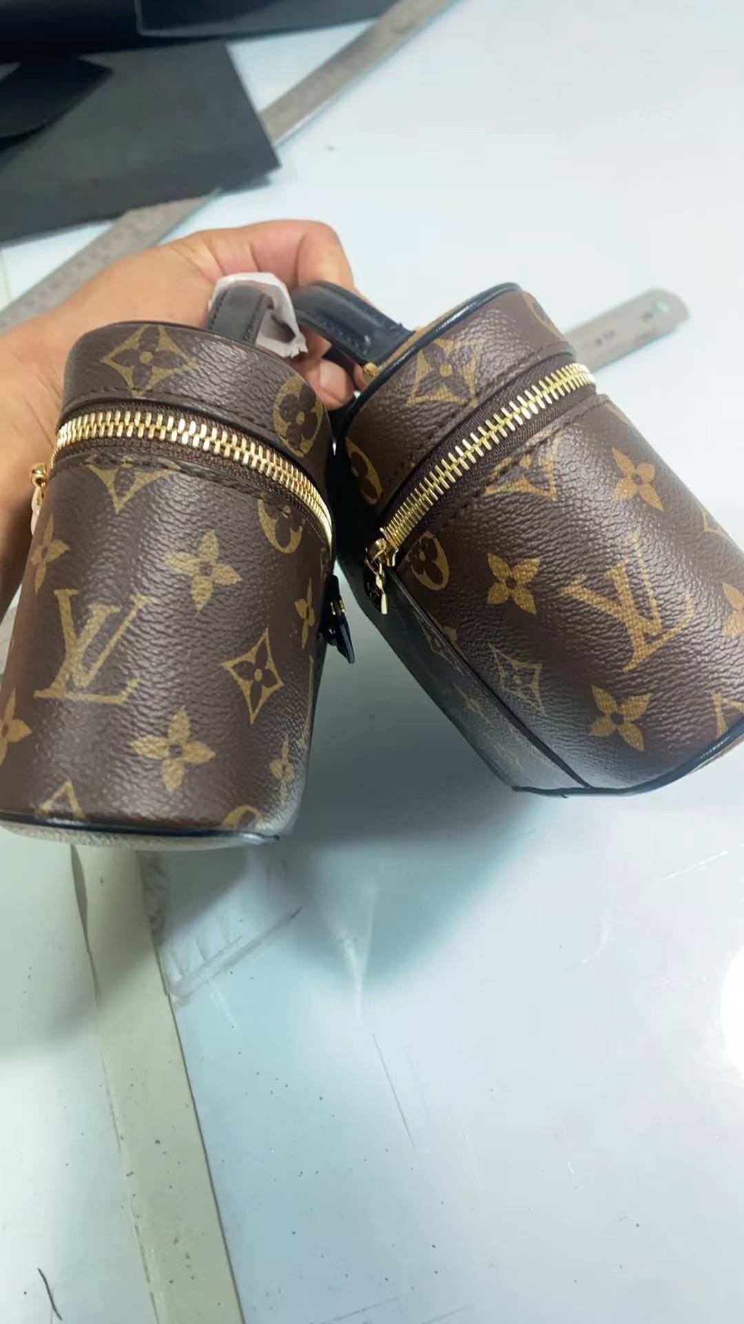 Ellebag’s 1:1 Replica of Louis Vuitton M47125 Vanity Chain Pouch: A Tribute to Iconic Craftsmanship (2024 Dec updated)-Best Quality Fake Louis Vuitton Bag Online Store, Replica designer bag ru