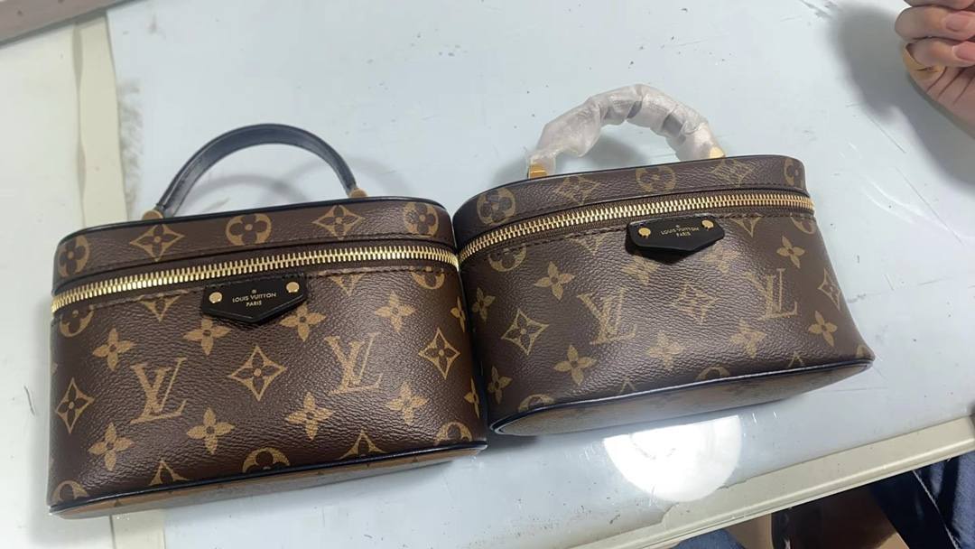 Ellebag’s 1:1 Replica of Louis Vuitton M47125 Vanity Chain Pouch: A Tribute to Iconic Craftsmanship (2024 Dec updated)-Best Quality Fake Louis Vuitton Bag Online Store, Replica designer bag ru