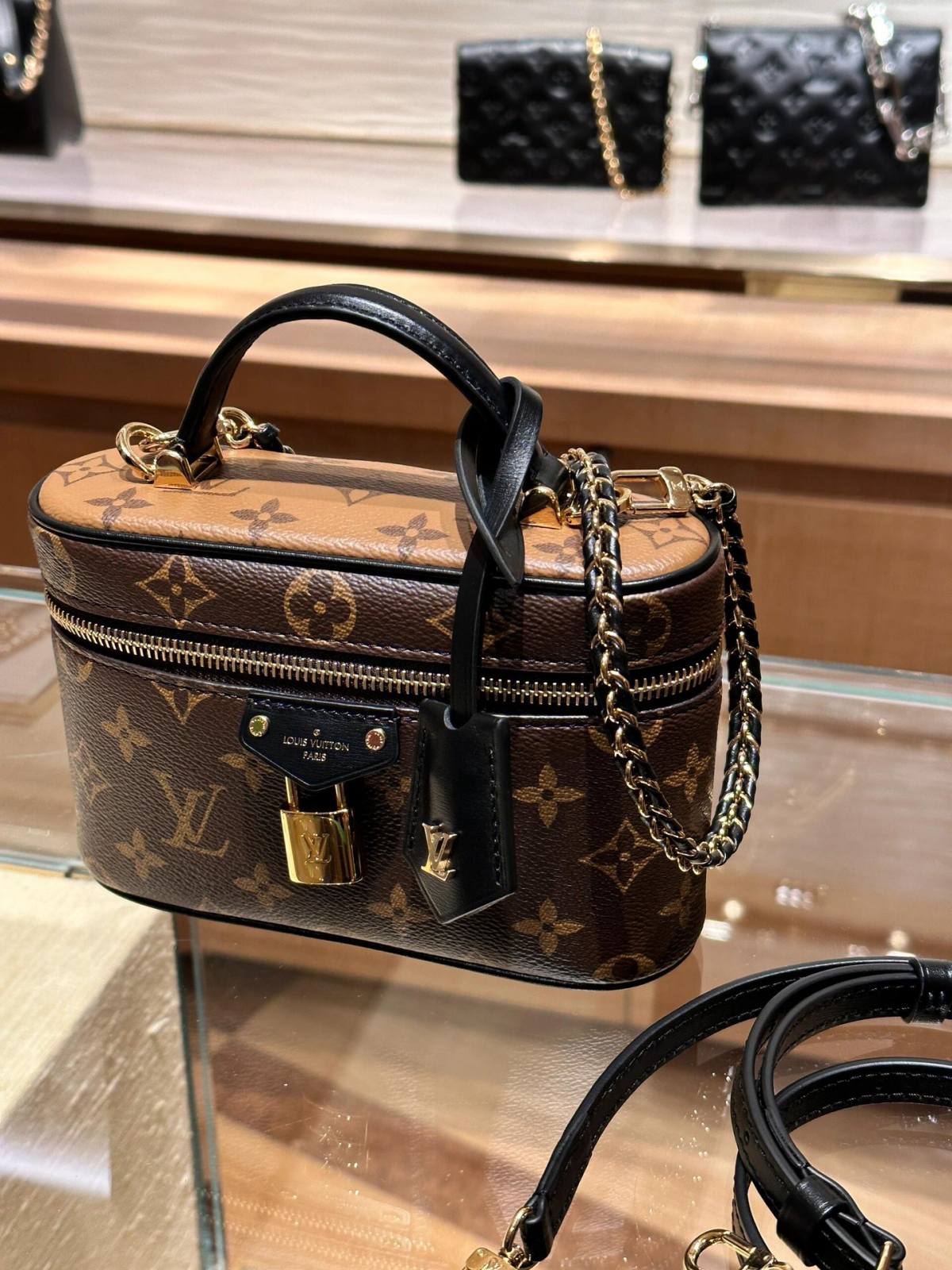 Ellebag’s 1:1 Replica of Louis Vuitton M47125 Vanity Chain Pouch: A Tribute to Iconic Craftsmanship (2024 Dec updated)-Best Quality Fake Louis Vuitton Bag Online Store, Replica designer bag ru