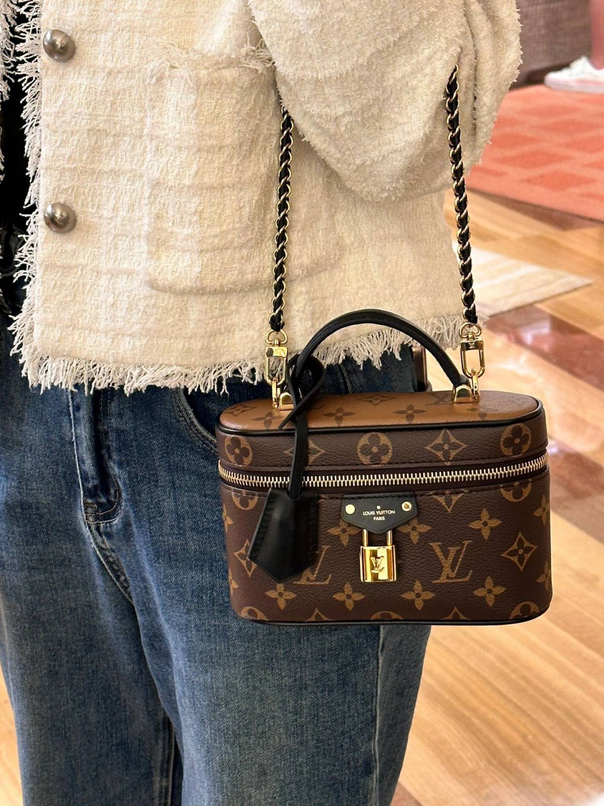 Ellebag’s 1:1 Replica of Louis Vuitton M47125 Vanity Chain Pouch: A Tribute to Iconic Craftsmanship (2024 Dec updated)-Best Quality Fake Louis Vuitton Bag Online Store, Replica designer bag ru