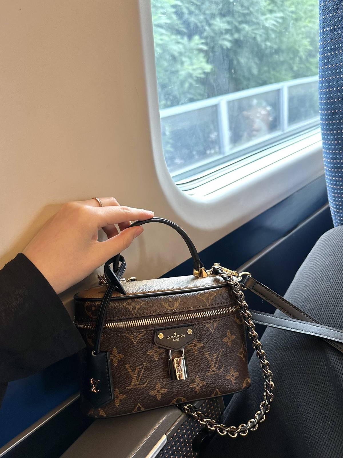 Ellebag’s 1:1 Replica of Louis Vuitton M47125 Vanity Chain Pouch: A Tribute to Iconic Craftsmanship (2024 Dec updated)-Best Quality Fake Louis Vuitton Bag Online Store, Replica designer bag ru