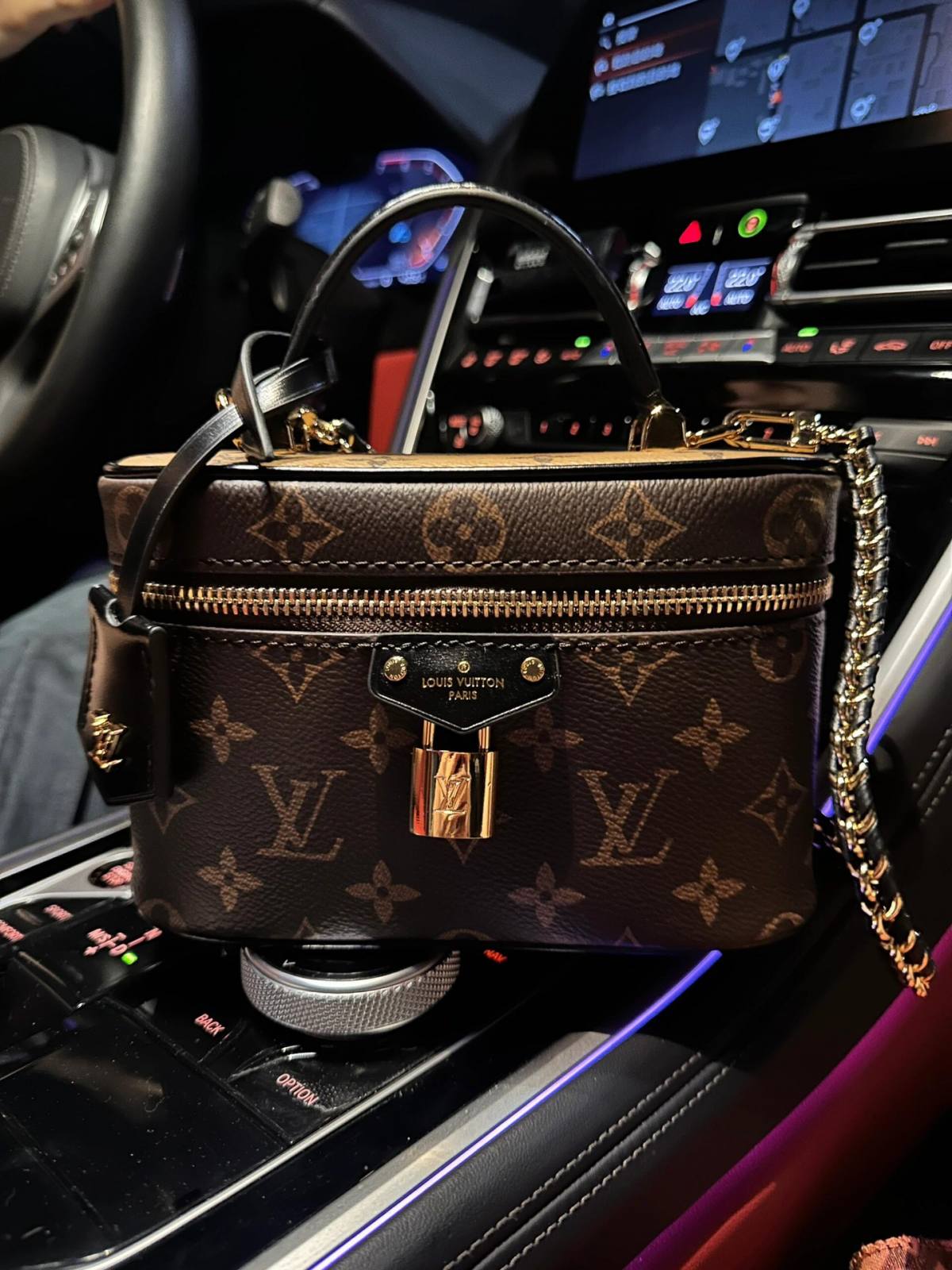 Ellebag’s 1:1 Replica of Louis Vuitton M47125 Vanity Chain Pouch: A Tribute to Iconic Craftsmanship (2024 Dec updated)-Best Quality Fake Louis Vuitton Bag Online Store, Replica designer bag ru