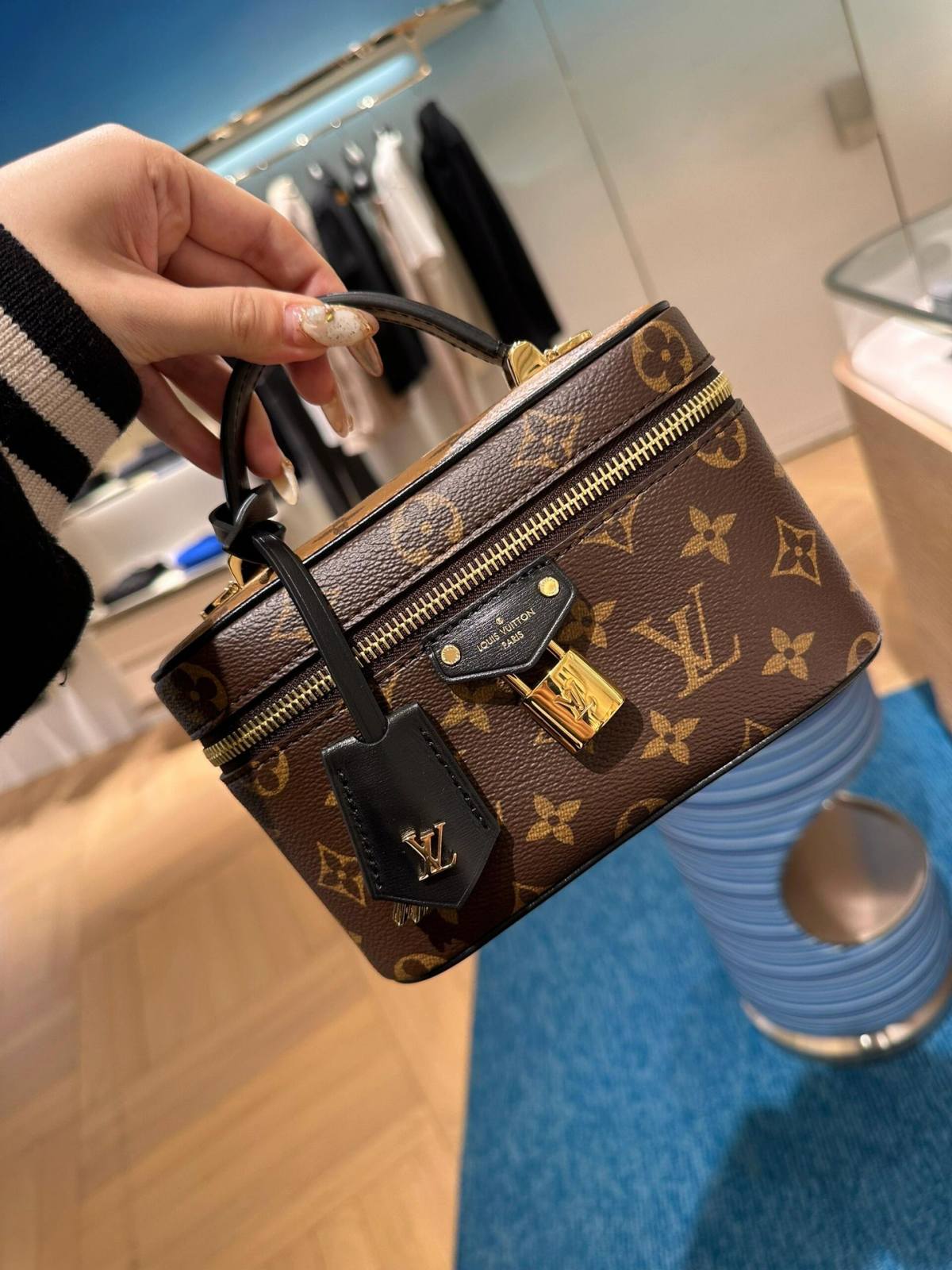 Ellebag’s 1:1 Replica of Louis Vuitton M47125 Vanity Chain Pouch: A Tribute to Iconic Craftsmanship (2024 Dec updated)-Best Quality Fake Louis Vuitton Bag Online Store, Replica designer bag ru