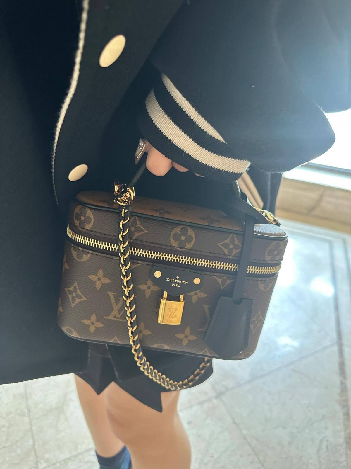 Ellebag’s 1:1 Replica of Louis Vuitton M47125 Vanity Chain Pouch: A Tribute to Iconic Craftsmanship (2024 Dec updated)-Best Quality Fake Louis Vuitton Bag Online Store, Replica designer bag ru