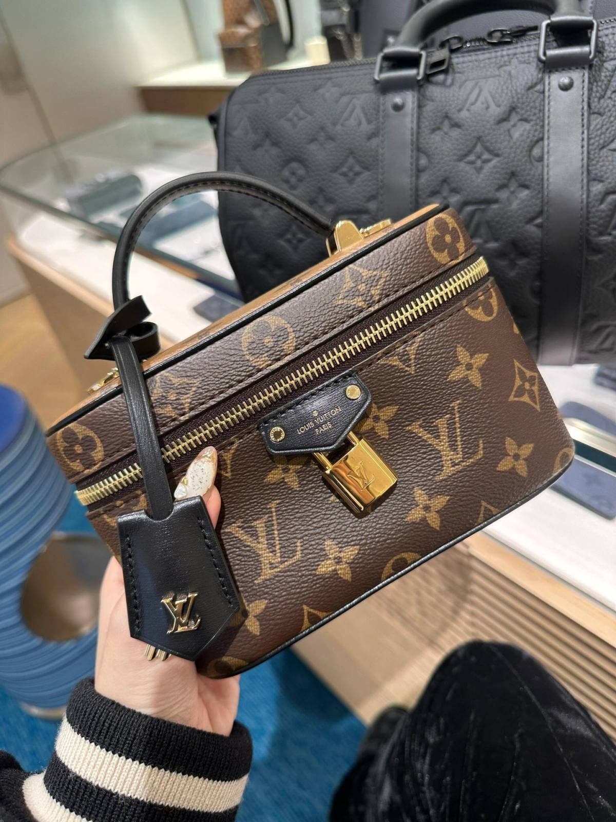 Ellebag’s 1:1 Replica of Louis Vuitton M47125 Vanity Chain Pouch: A Tribute to Iconic Craftsmanship (2024 Dec updated)-Best Quality Fake Louis Vuitton Bag Online Store, Replica designer bag ru