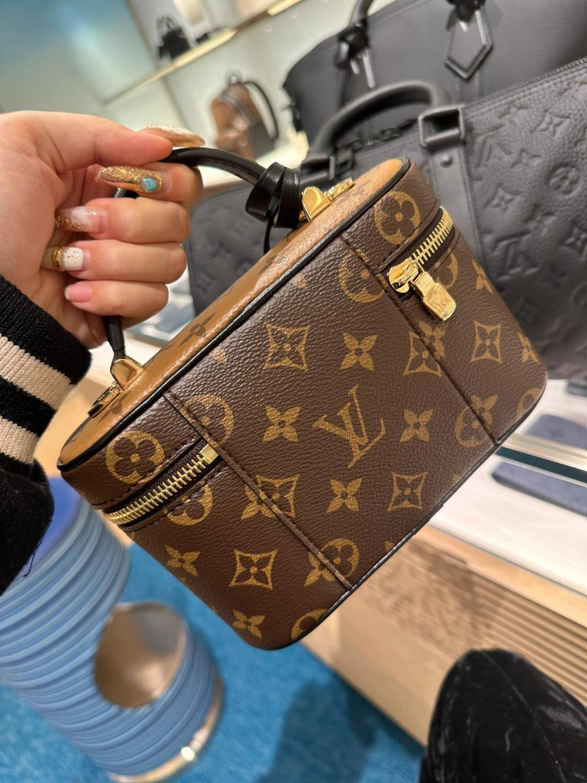 Ellebag’s 1:1 Replica of Louis Vuitton M47125 Vanity Chain Pouch: A Tribute to Iconic Craftsmanship (2024 Dec updated)-Best Quality Fake Louis Vuitton Bag Online Store, Replica designer bag ru