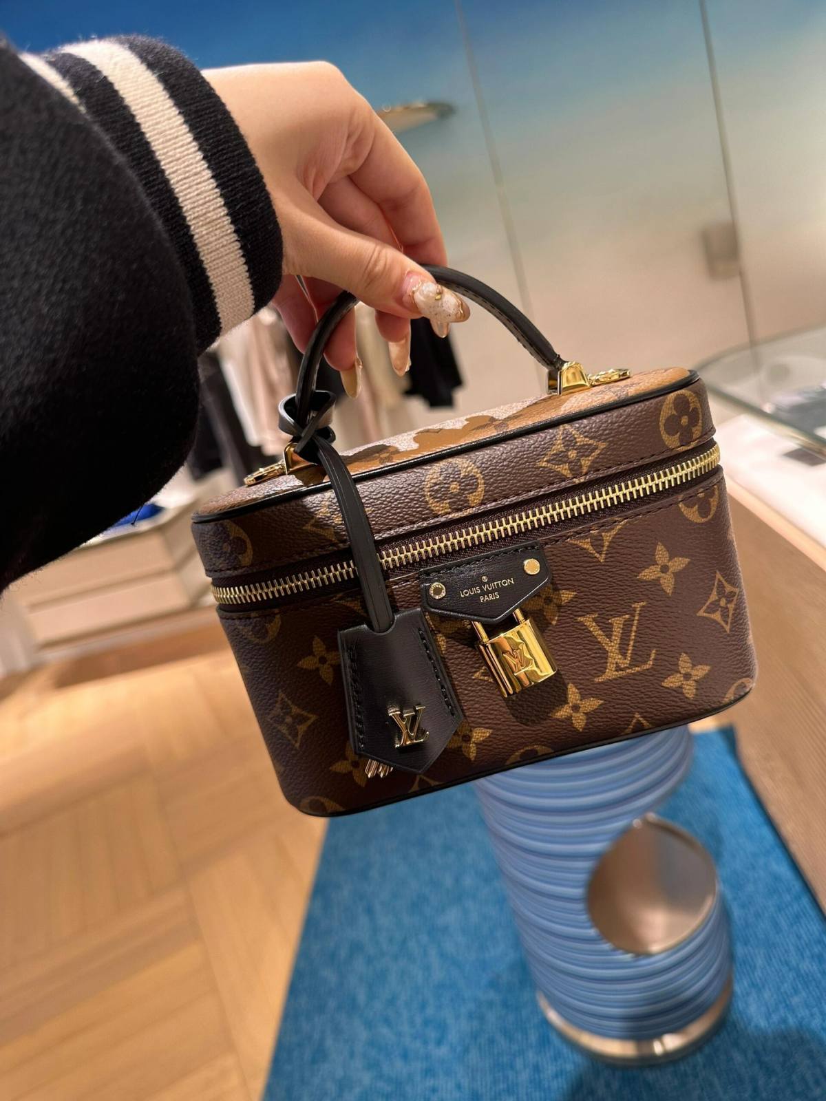 Ellebag’s 1:1 Replica of Louis Vuitton M47125 Vanity Chain Pouch: A Tribute to Iconic Craftsmanship (2024 Dec updated)-Best Quality Fake Louis Vuitton Bag Online Store, Replica designer bag ru