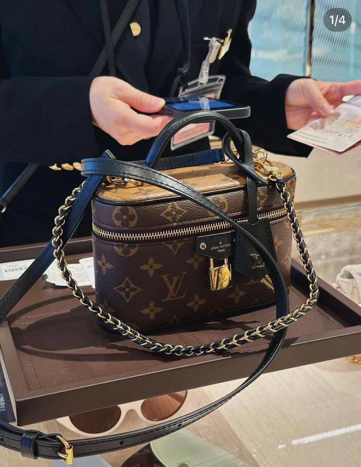 Ellebag’s 1:1 Replica of Louis Vuitton M47125 Vanity Chain Pouch: A Tribute to Iconic Craftsmanship (2024 Dec updated)-Best Quality Fake Louis Vuitton Bag Online Store, Replica designer bag ru