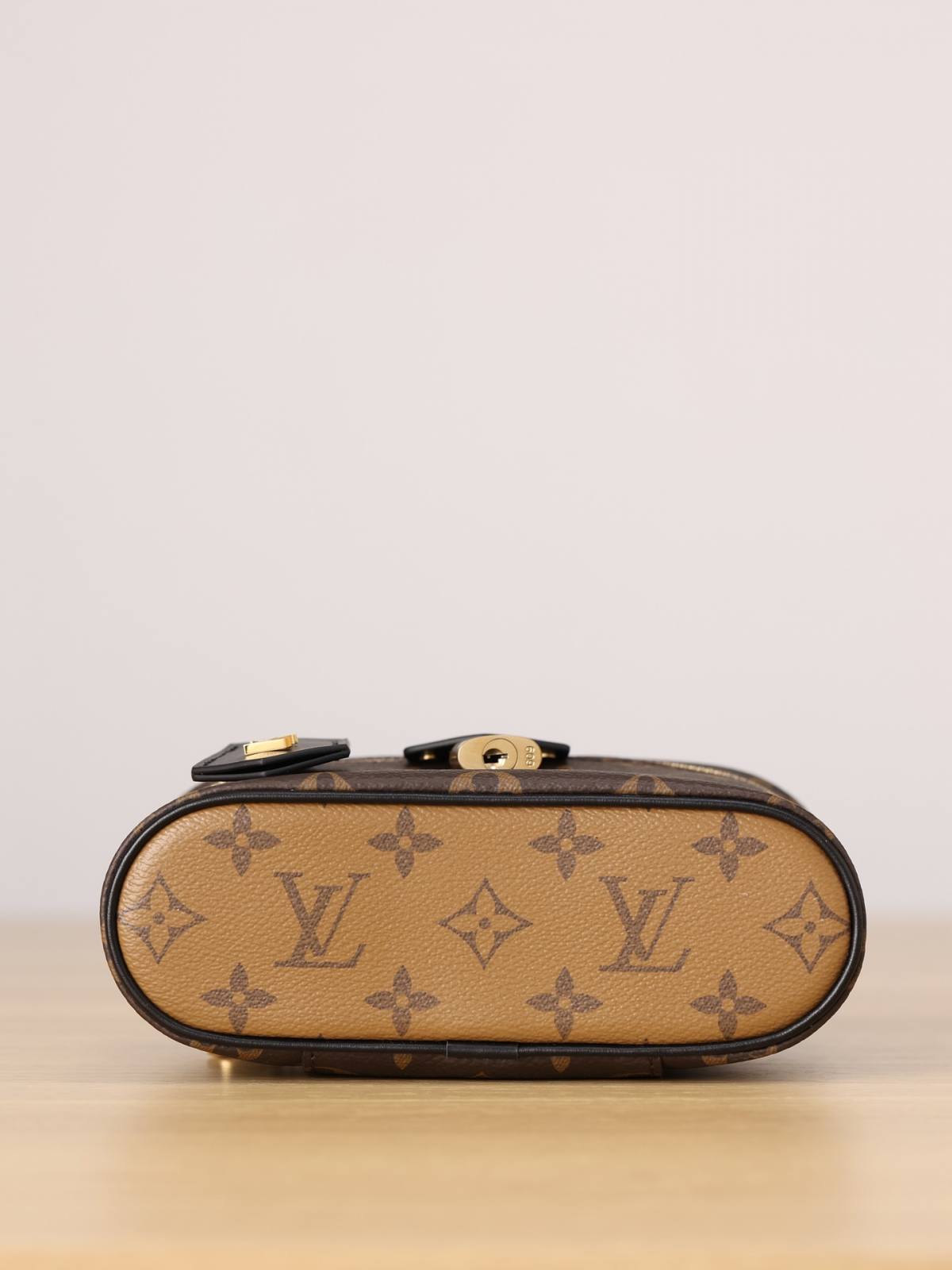 Ellebag’s 1:1 Replica of Louis Vuitton M47125 Vanity Chain Pouch: A Tribute to Iconic Craftsmanship (2024 Dec updated)-Best Quality Fake Louis Vuitton Bag Online Store, Replica designer bag ru