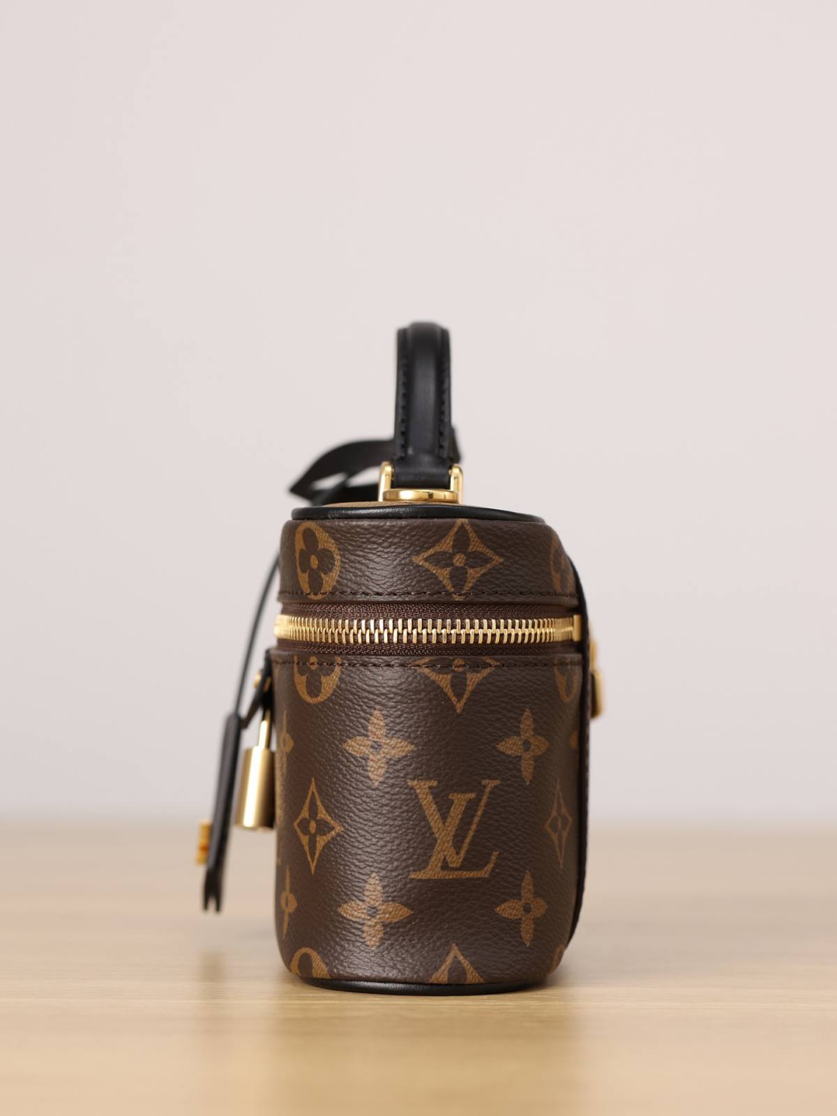 Ellebag’s 1:1 Replica of Louis Vuitton M47125 Vanity Chain Pouch: A Tribute to Iconic Craftsmanship (2024 Dec updated)-Best Quality Fake Louis Vuitton Bag Online Store, Replica designer bag ru