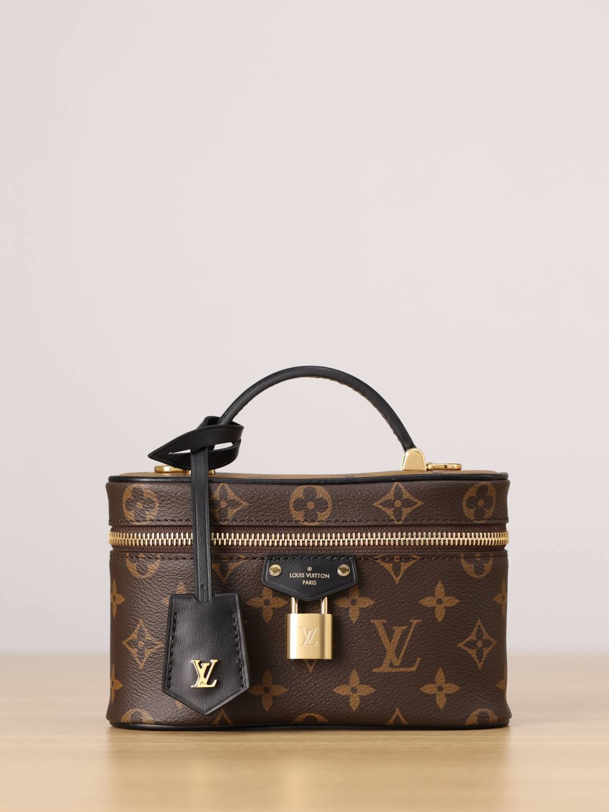 Ellebag’s 1:1 Replica of Louis Vuitton M47125 Vanity Chain Pouch: A Tribute to Iconic Craftsmanship (2024 Dec updated)-Best Quality Fake Louis Vuitton Bag Online Store, Replica designer bag ru