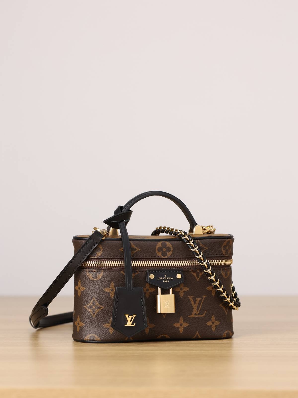 Ellebag’s 1:1 Replica of Louis Vuitton M47125 Vanity Chain Pouch: A Tribute to Iconic Craftsmanship (2024 Dec updated)-Best Quality Fake Louis Vuitton Bag Online Store, Replica designer bag ru