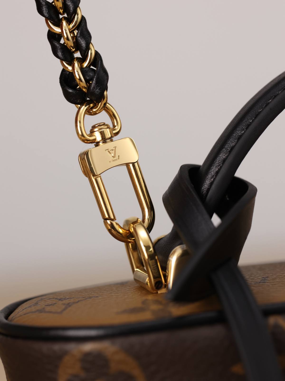 Ellebag’s 1:1 Replica of Louis Vuitton M47125 Vanity Chain Pouch: A Tribute to Iconic Craftsmanship (2024 Dec updated)-Best Quality Fake Louis Vuitton Bag Online Store, Replica designer bag ru