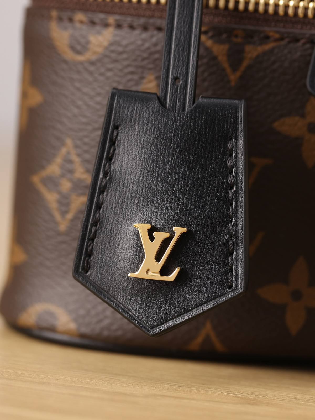 Ellebag’s 1:1 Replica of Louis Vuitton M47125 Vanity Chain Pouch: A Tribute to Iconic Craftsmanship (2024 Dec updated)-Best Quality Fake Louis Vuitton Bag Online Store, Replica designer bag ru