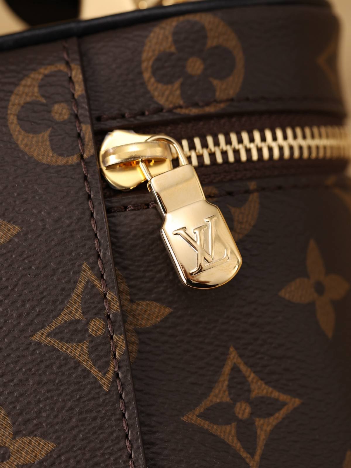 Ellebag’s 1:1 Replica of Louis Vuitton M47125 Vanity Chain Pouch: A Tribute to Iconic Craftsmanship (2024 Dec updated)-Best Quality Fake Louis Vuitton Bag Online Store, Replica designer bag ru