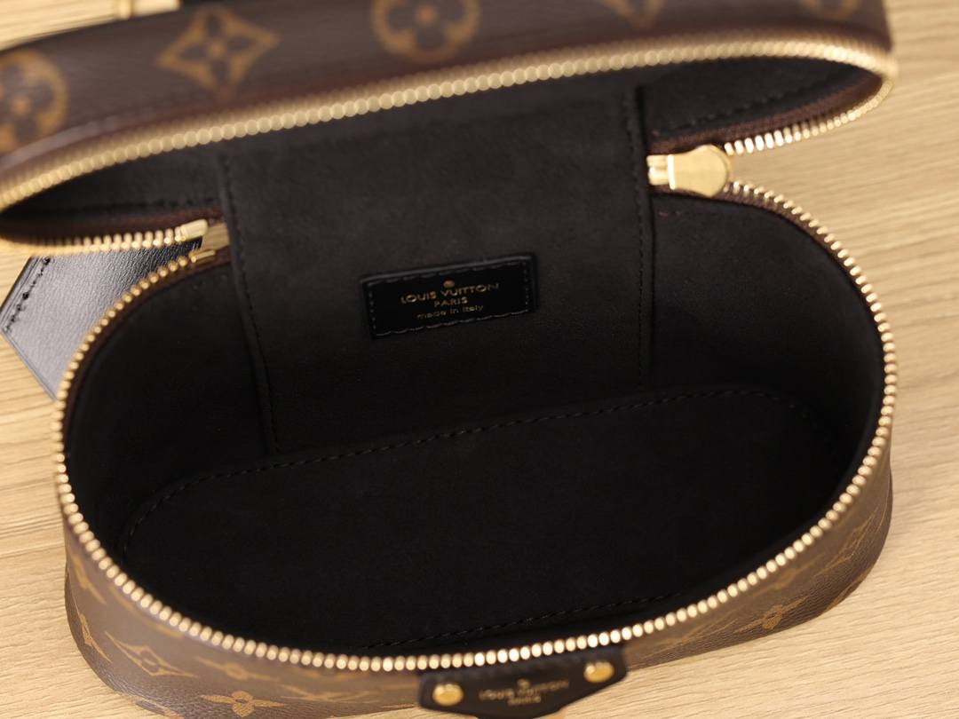 Ellebag’s 1:1 Replica of Louis Vuitton M47125 Vanity Chain Pouch: A Tribute to Iconic Craftsmanship (2024 Dec updated)-Best Quality Fake Louis Vuitton Bag Online Store, Replica designer bag ru