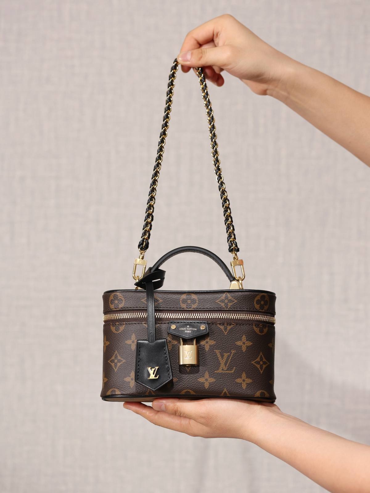 Ellebag’s 1:1 Replica of Louis Vuitton M47125 Vanity Chain Pouch: A Tribute to Iconic Craftsmanship (2024 Dec updated)-Best Quality Fake Louis Vuitton Bag Online Store, Replica designer bag ru