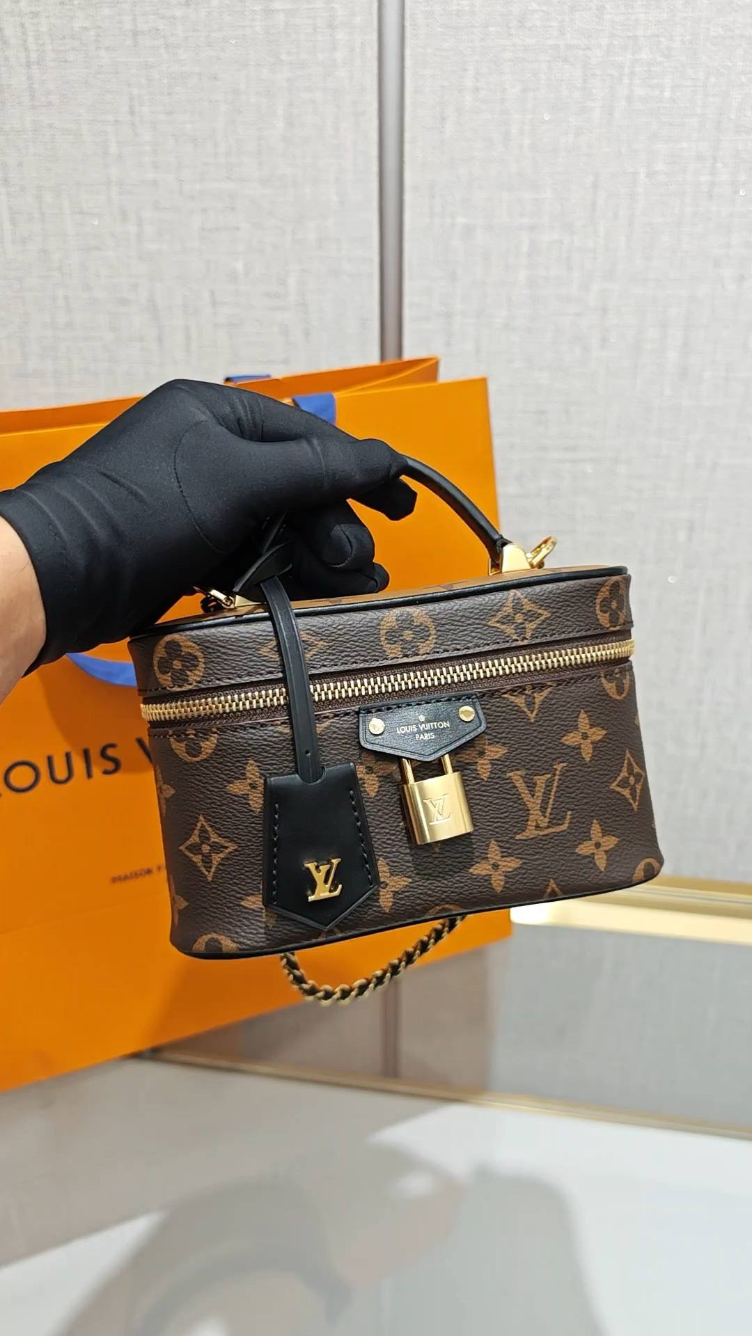 Ellebag’s 1:1 Replica of Louis Vuitton M47125 Vanity Chain Pouch: A Tribute to Iconic Craftsmanship (2024 Dec updated)-Best Quality Fake Louis Vuitton Bag Online Store, Replica designer bag ru