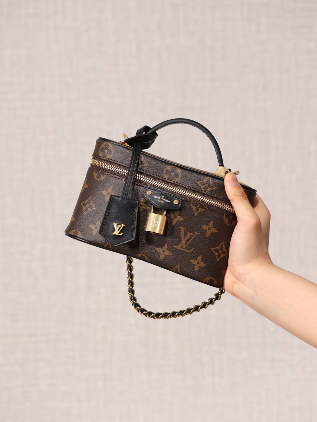 Ellebag’s 1:1 Replica of Louis Vuitton M47125 Vanity Chain Pouch: A Tribute to Iconic Craftsmanship (2024 Dec updated)-Best Quality Fake Louis Vuitton Bag Online Store, Replica designer bag ru