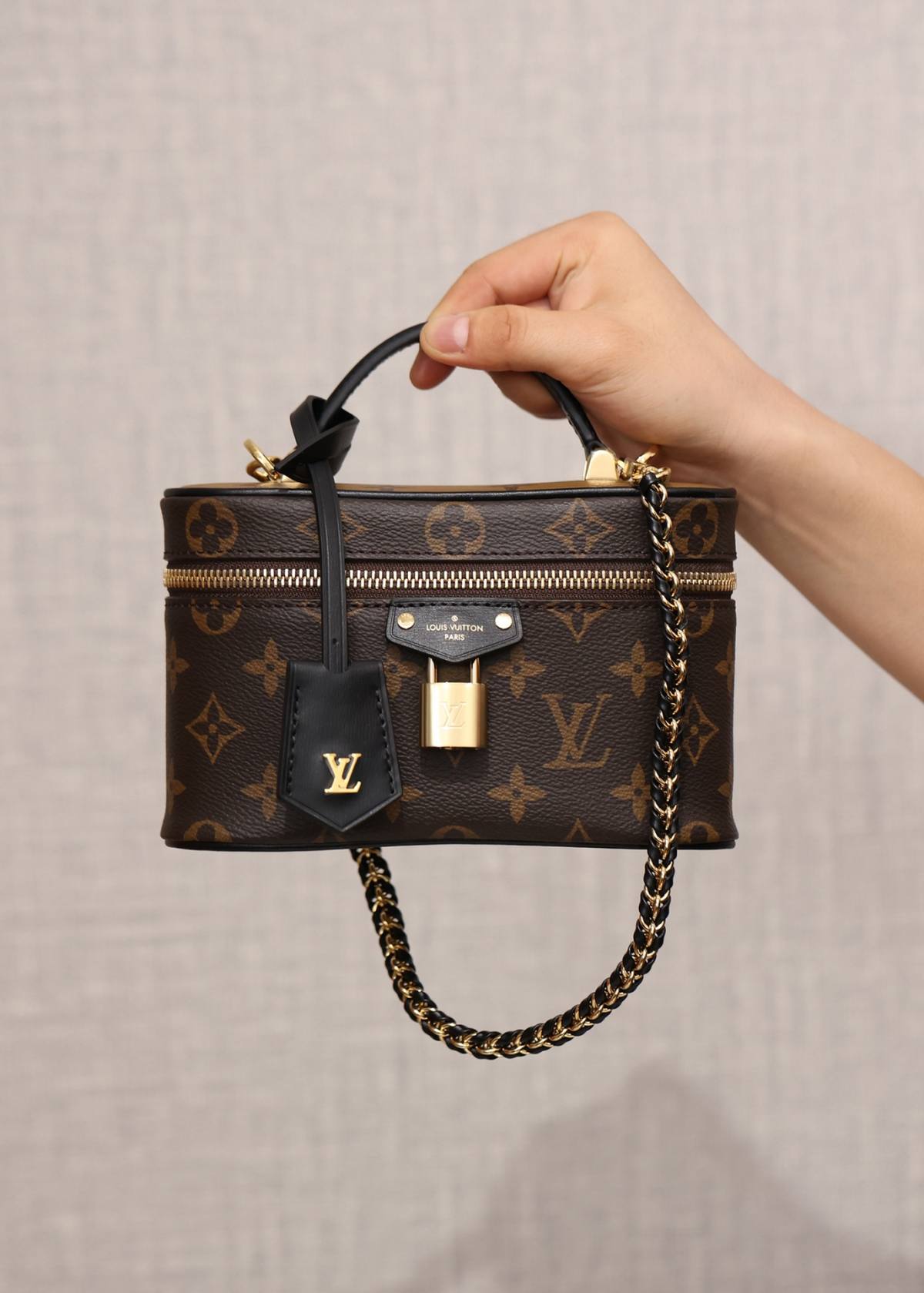 Ellebag’s 1:1 Replica of Louis Vuitton M47125 Vanity Chain Pouch: A Tribute to Iconic Craftsmanship (2024 Dec updated)-Best Quality Fake Louis Vuitton Bag Online Store, Replica designer bag ru