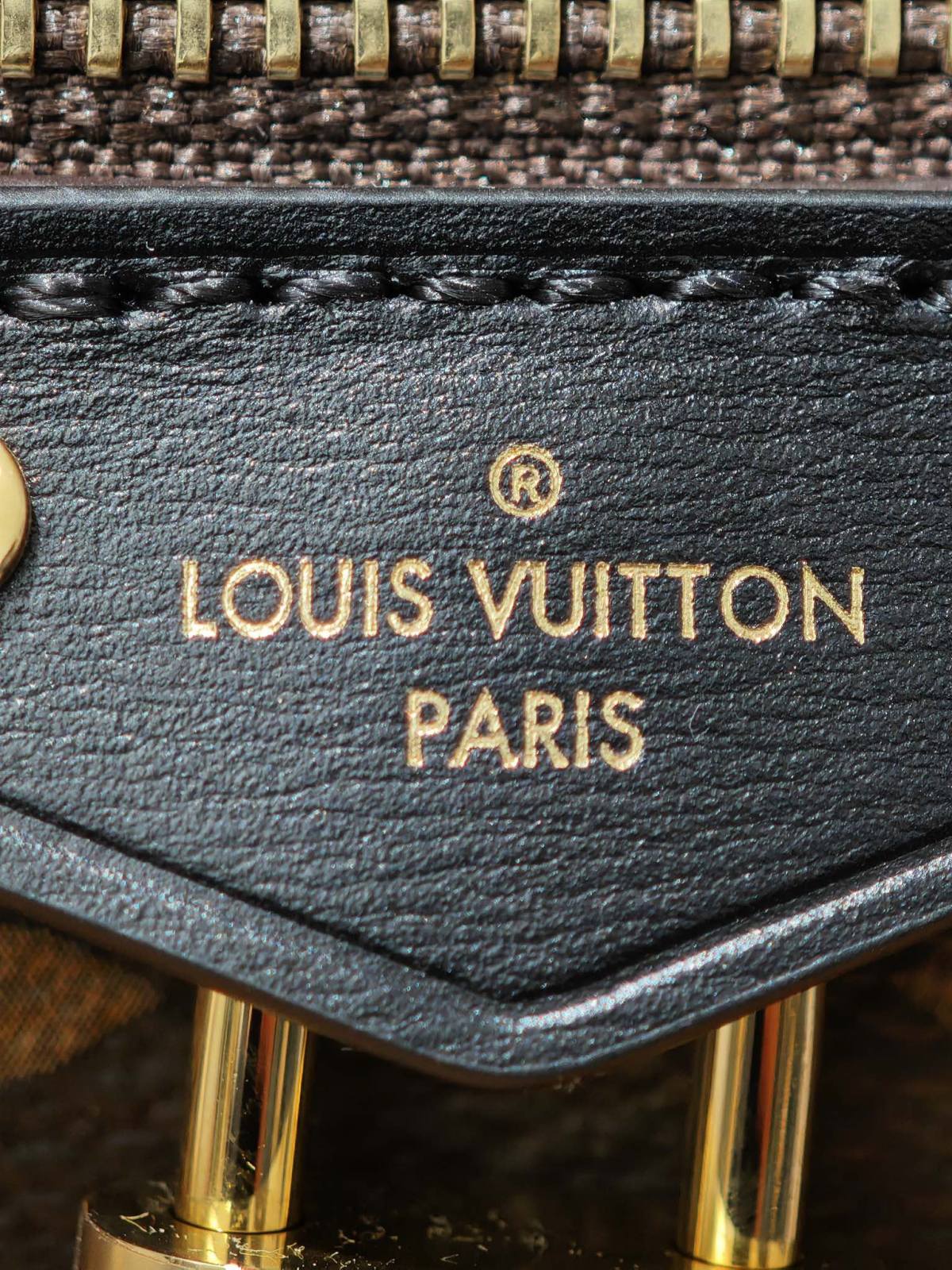 Ellebag’s 1:1 Replica of Louis Vuitton M47125 Vanity Chain Pouch: A Tribute to Iconic Craftsmanship (2024 Dec updated)-Best Quality Fake Louis Vuitton Bag Online Store, Replica designer bag ru