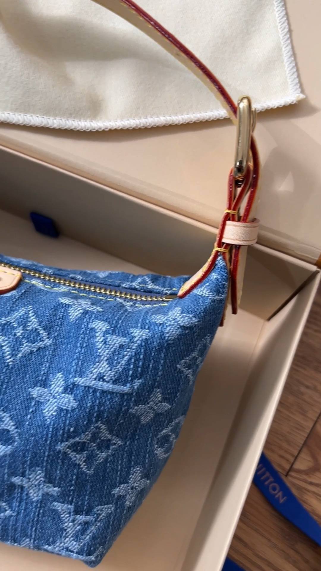 Ellebag’s 1:1 Replica of Louis Vuitton M82949 Hills Pochette: The Art of Denim Craftsmanship(2024 Dec Updated)-Best Quality Fake Louis Vuitton Bag Online Store, Replica designer bag ru