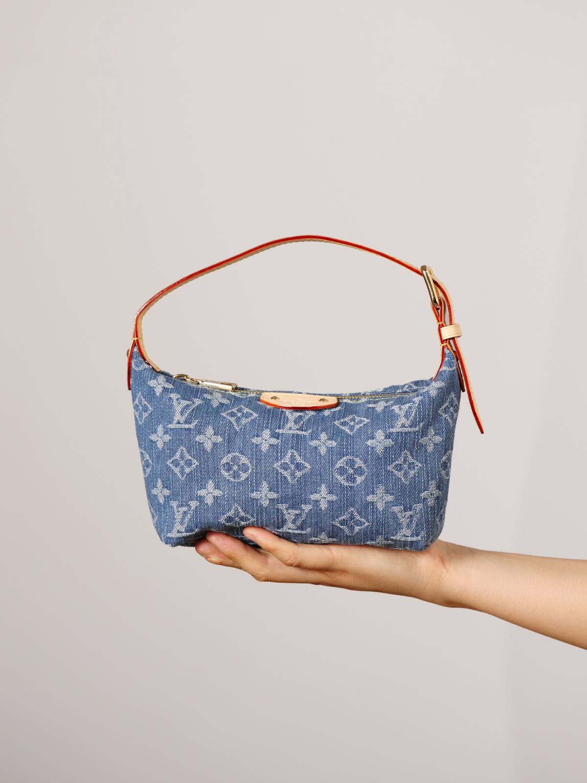 Ellebag’s 1:1 Replica of Louis Vuitton M82949 Hills Pochette: The Art of Denim Craftsmanship(2024 Dec Updated)-Best Quality Fake Louis Vuitton Bag Online Store, Replica designer bag ru