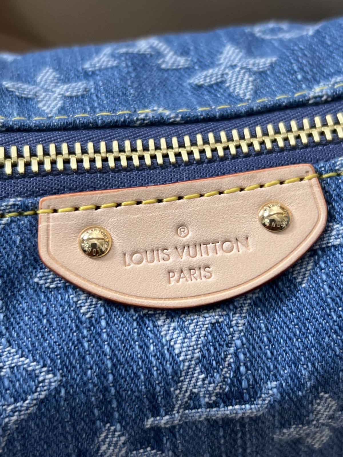 Ellebag’s 1:1 Replica of Louis Vuitton M82949 Hills Pochette: The Art of Denim Craftsmanship(2024 Dec Updated)-Best Quality Fake Louis Vuitton Bag Online Store, Replica designer bag ru