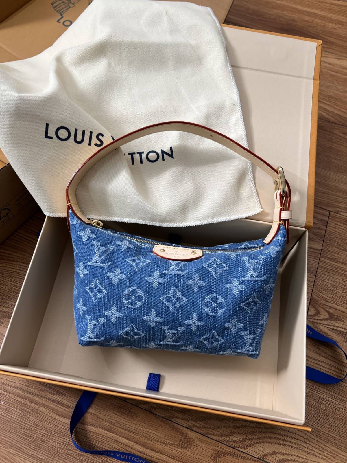 Ellebag’s 1:1 Replica of Louis Vuitton M82949 Hills Pochette: The Art of Denim Craftsmanship(2024 Dec Updated)-Best Quality Fake Louis Vuitton Bag Online Store, Replica designer bag ru