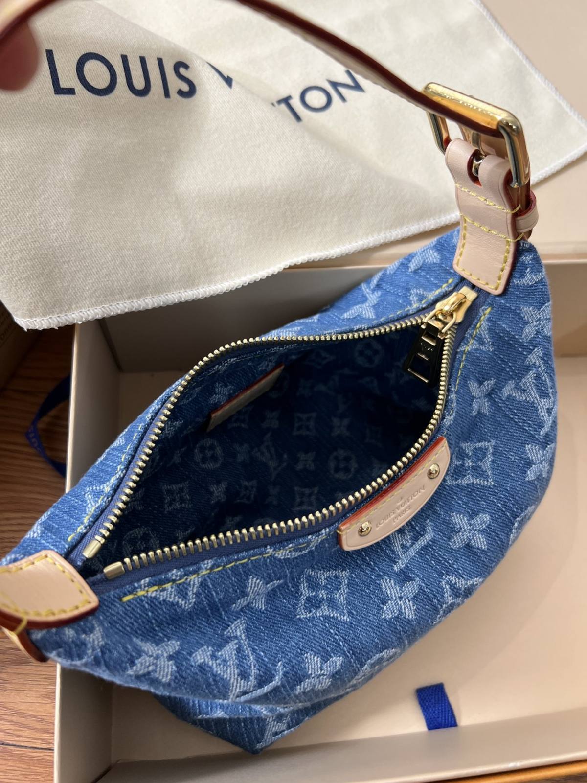 Ellebag’s 1:1 Replica of Louis Vuitton M82949 Hills Pochette: The Art of Denim Craftsmanship(2024 Dec Updated)-Best Quality Fake Louis Vuitton Bag Online Store, Replica designer bag ru