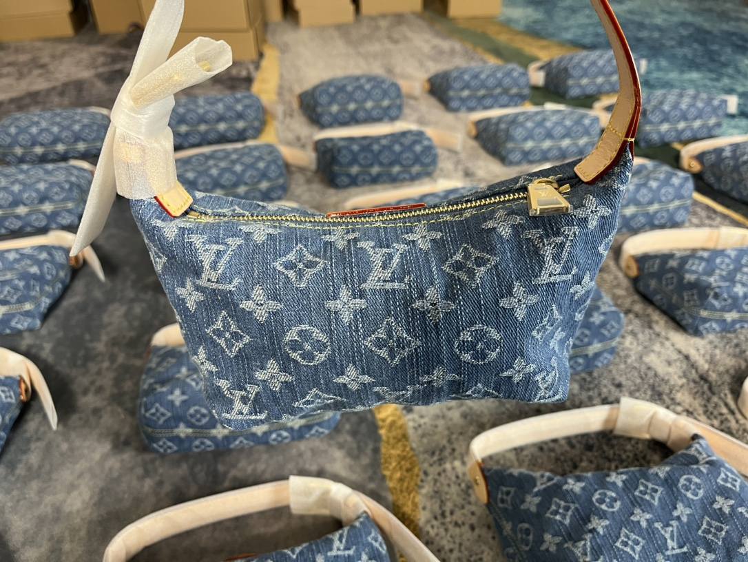 Ellebag’s 1:1 Replica of Louis Vuitton M82949 Hills Pochette: The Art of Denim Craftsmanship(2024 Dec Updated)-Best Quality Fake Louis Vuitton Bag Online Store, Replica designer bag ru