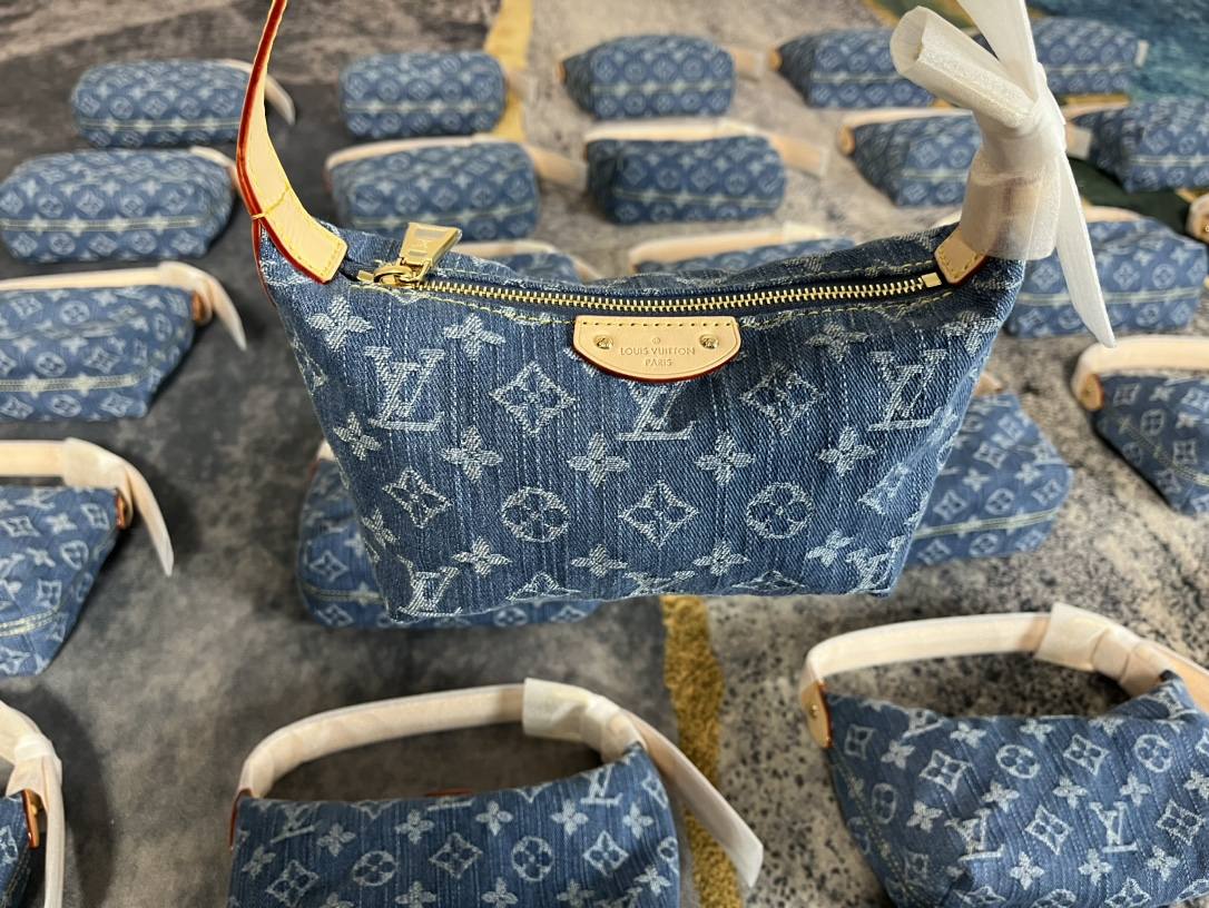 Ellebag’s 1:1 Replica of Louis Vuitton M82949 Hills Pochette: The Art of Denim Craftsmanship(2024 Dec Updated)-Best Quality Fake Louis Vuitton Bag Online Store, Replica designer bag ru