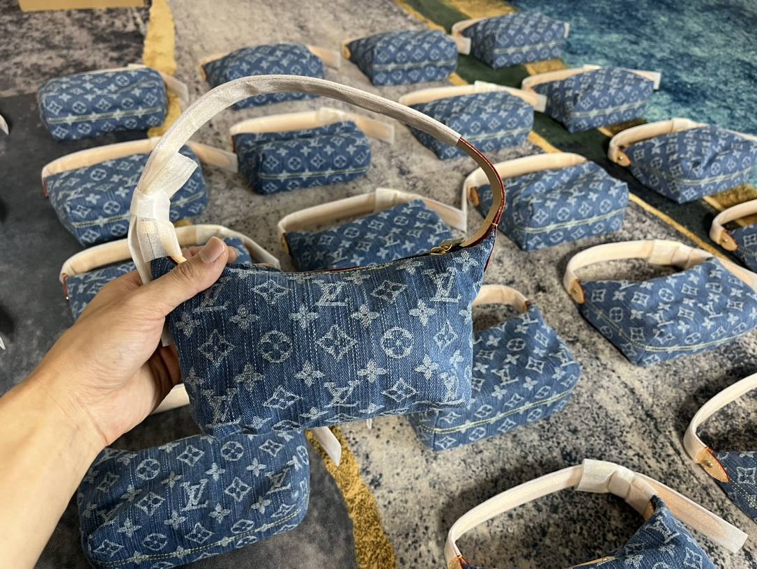 Ellebag’s 1:1 Replica of Louis Vuitton M82949 Hills Pochette: The Art of Denim Craftsmanship(2024 Dec Updated)-Best Quality Fake Louis Vuitton Bag Online Store, Replica designer bag ru