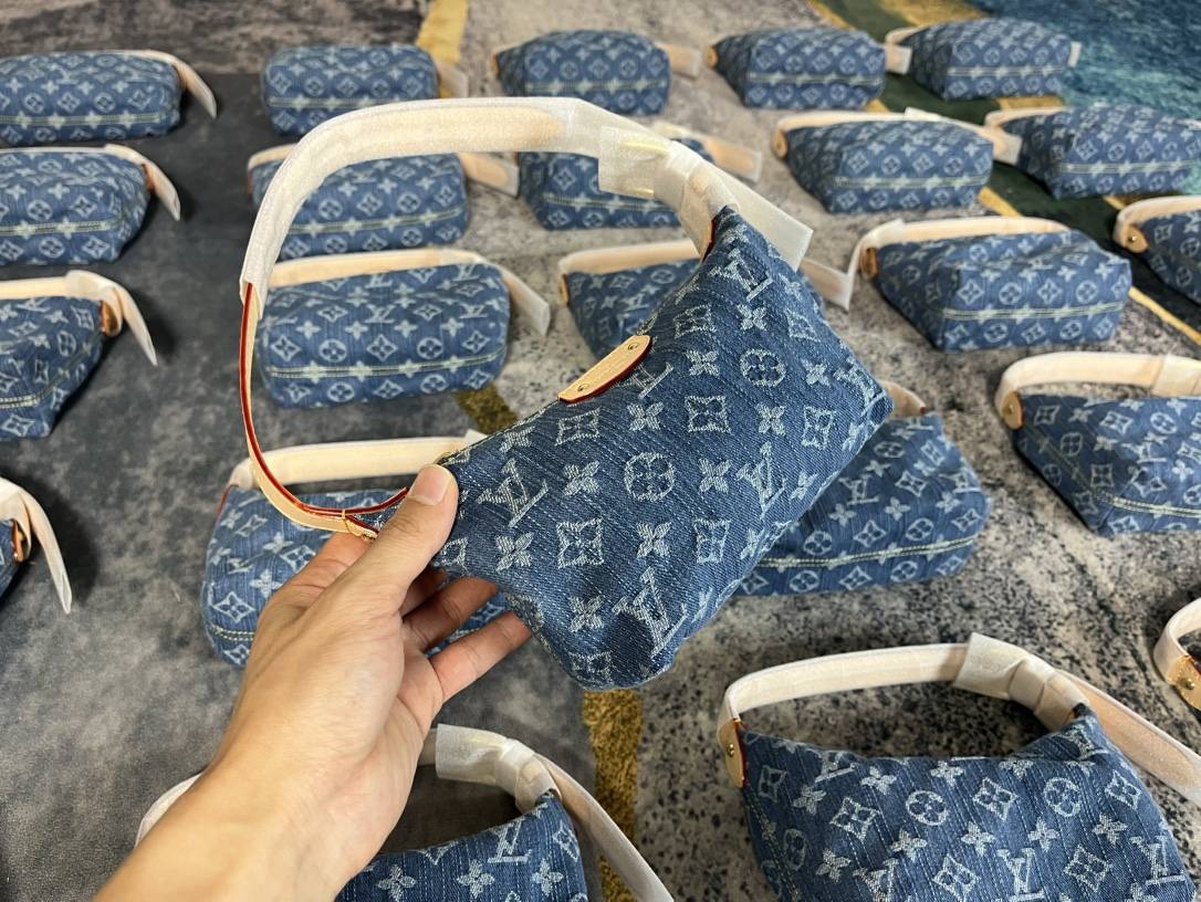 Ellebag’s 1:1 Replica of Louis Vuitton M82949 Hills Pochette: The Art of Denim Craftsmanship(2024 Dec Updated)-Best Quality Fake Louis Vuitton Bag Online Store, Replica designer bag ru