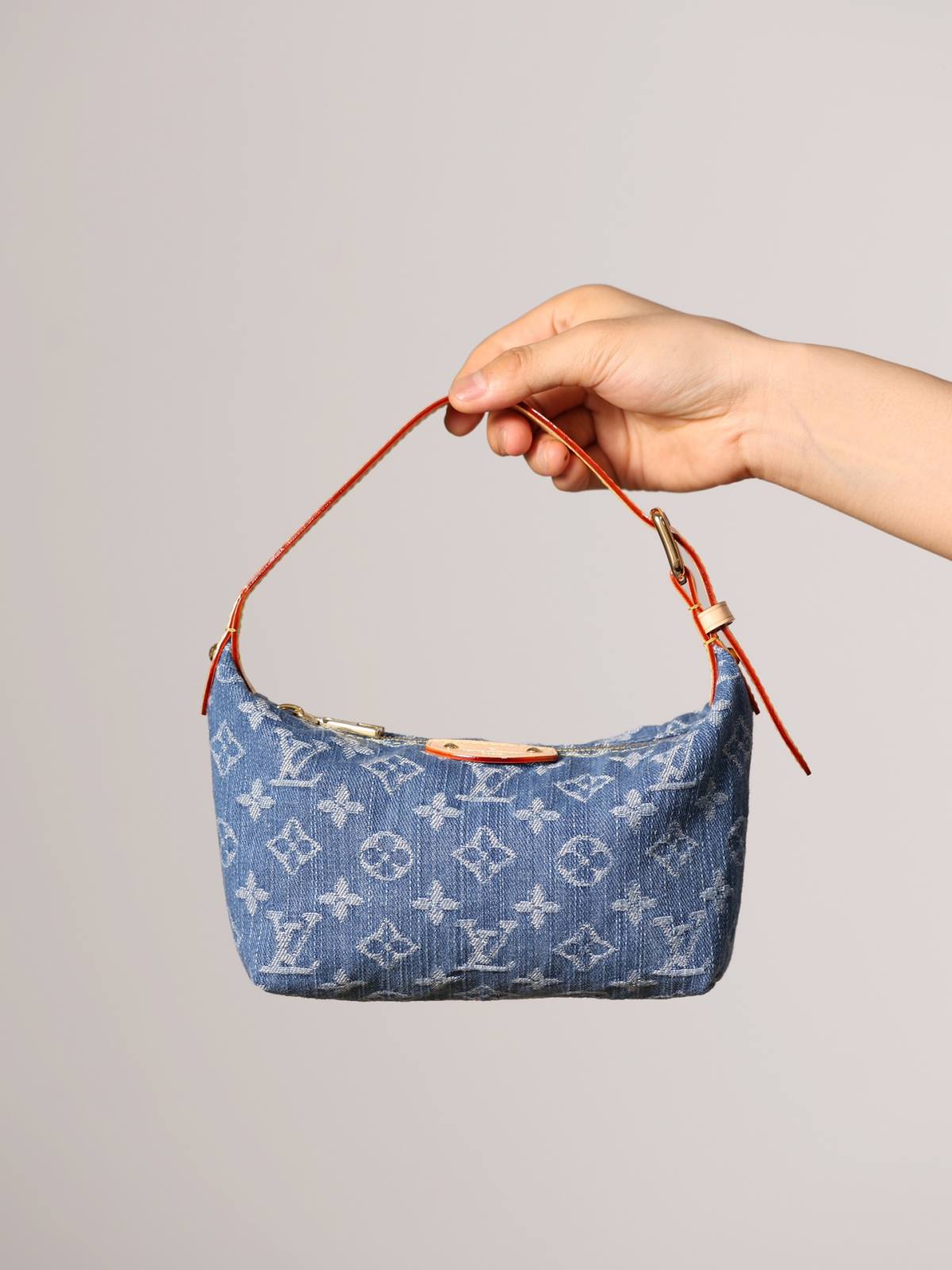 Ellebag’s 1:1 Replica of Louis Vuitton M82949 Hills Pochette: The Art of Denim Craftsmanship(2024 Dec Updated)-Best Quality Fake Louis Vuitton Bag Online Store, Replica designer bag ru