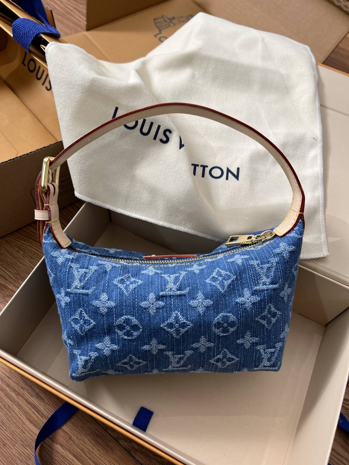 Ellebag’s 1:1 Replica of Louis Vuitton M82949 Hills Pochette: The Art of Denim Craftsmanship(2024 Dec Updated)-Best Quality Fake Louis Vuitton Bag Online Store, Replica designer bag ru