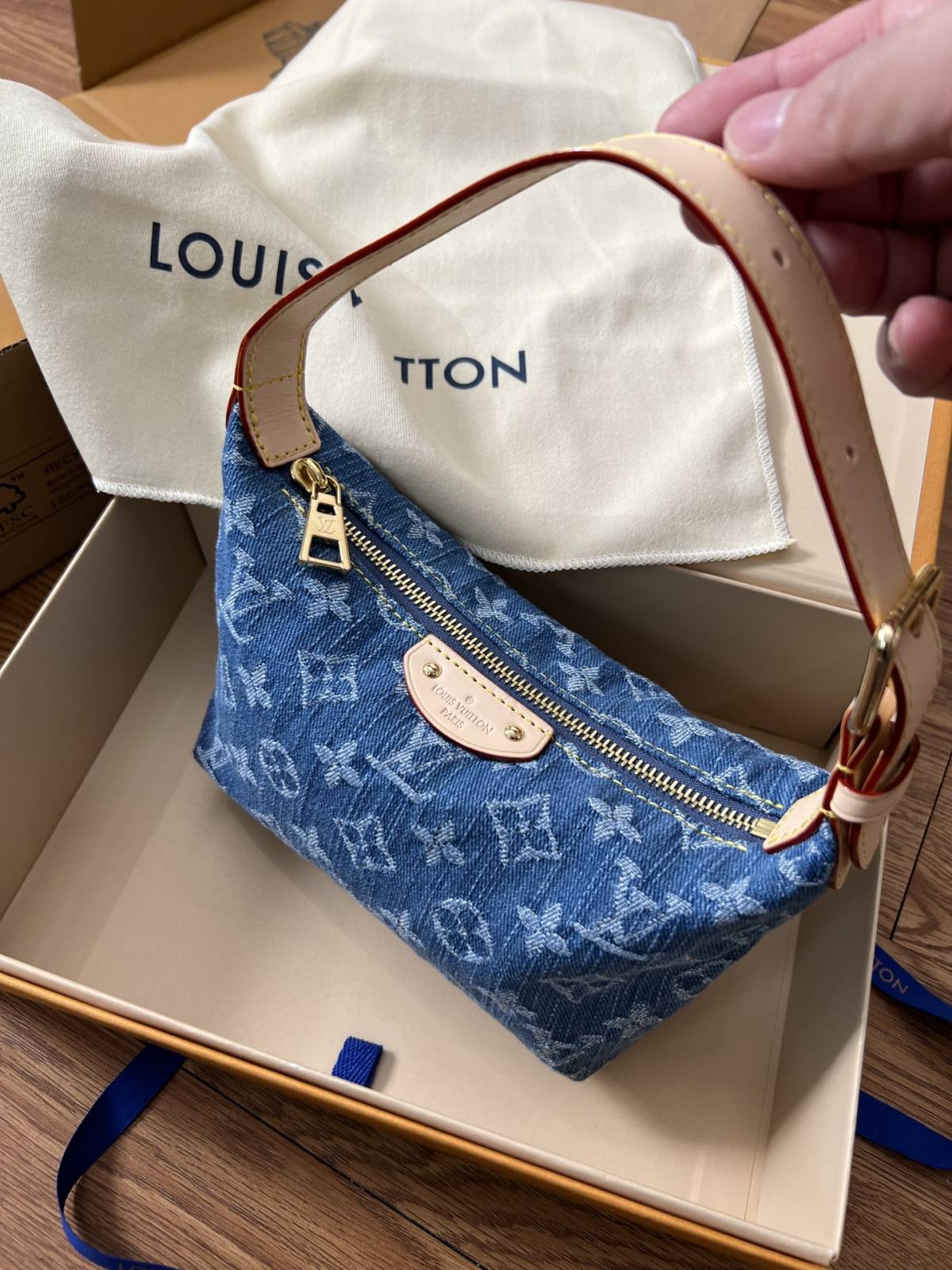 Ellebag’s 1:1 Replica of Louis Vuitton M82949 Hills Pochette: The Art of Denim Craftsmanship(2024 Dec Updated)-Best Quality Fake Louis Vuitton Bag Online Store, Replica designer bag ru