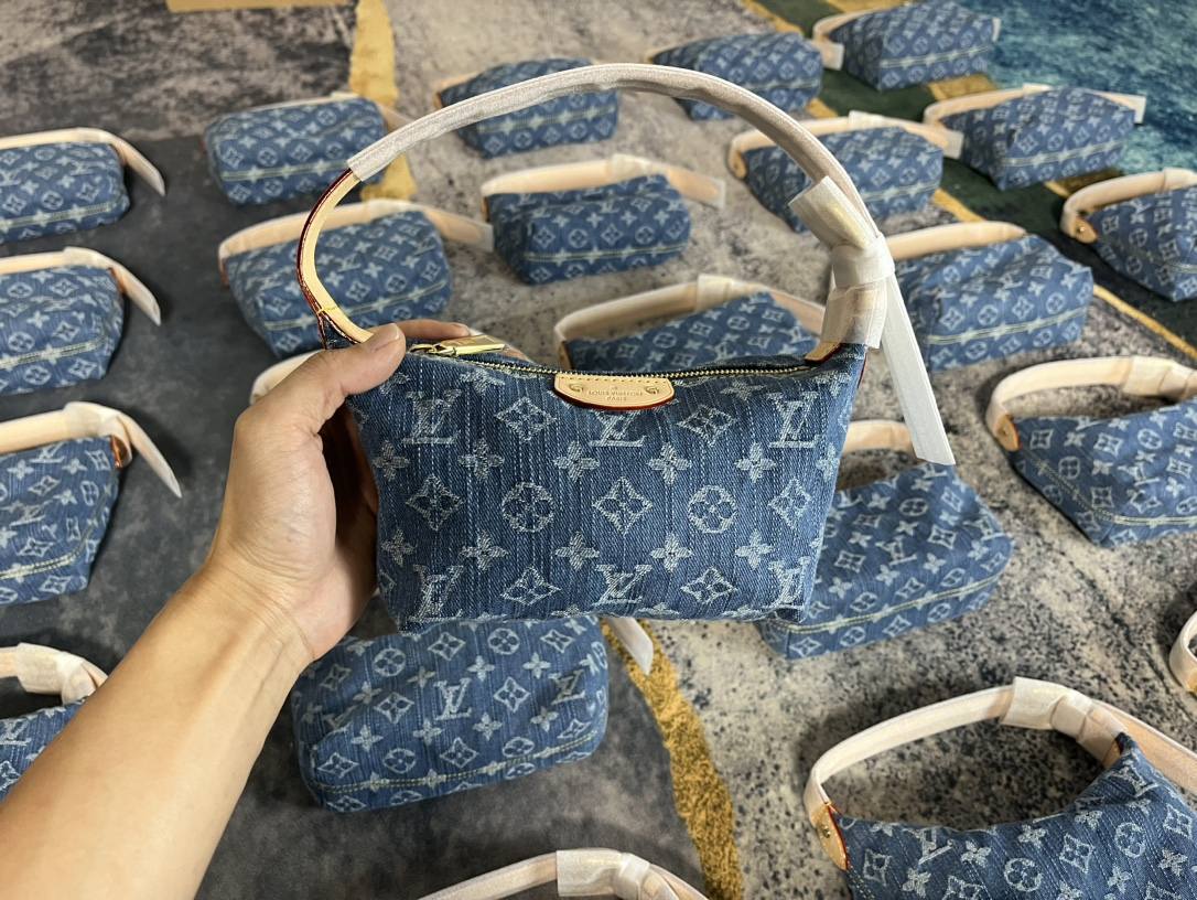 Ellebag’s 1:1 Replica of Louis Vuitton M82949 Hills Pochette: The Art of Denim Craftsmanship(2024 Dec Updated)-Best Quality Fake Louis Vuitton Bag Online Store, Replica designer bag ru