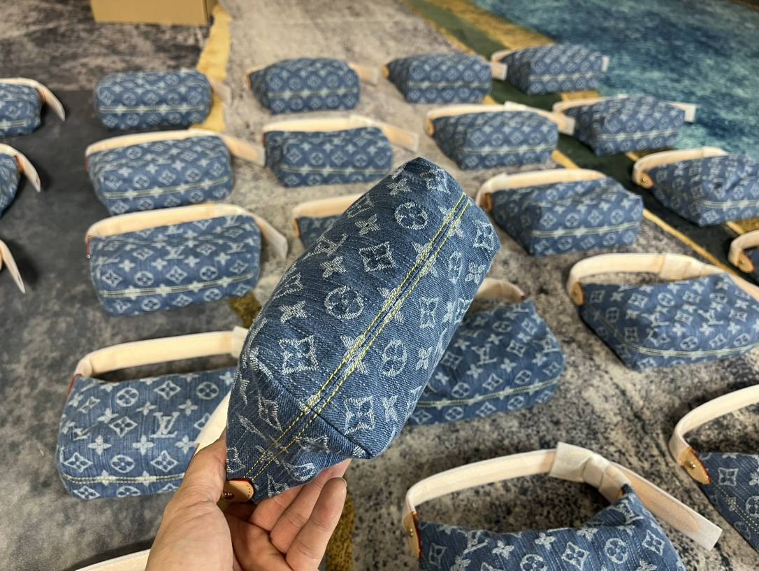 Ellebag’s 1:1 Replica of Louis Vuitton M82949 Hills Pochette: The Art of Denim Craftsmanship(2024 Dec Updated)-Best Quality Fake Louis Vuitton Bag Online Store, Replica designer bag ru