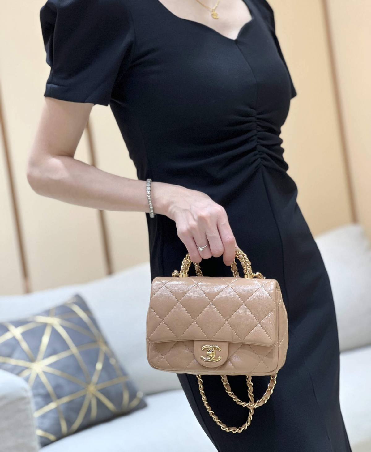 Ellebag super fake The 24B Mini Flap Bag with Top Handle: A Timeless Icon in Milk Tea Hues(2024 Dec Updated)-उत्तम गुणवत्ता नकली लुई Vuitton बैग ऑनलाइन स्टोर, प्रतिकृति डिजाइनर बैग ru