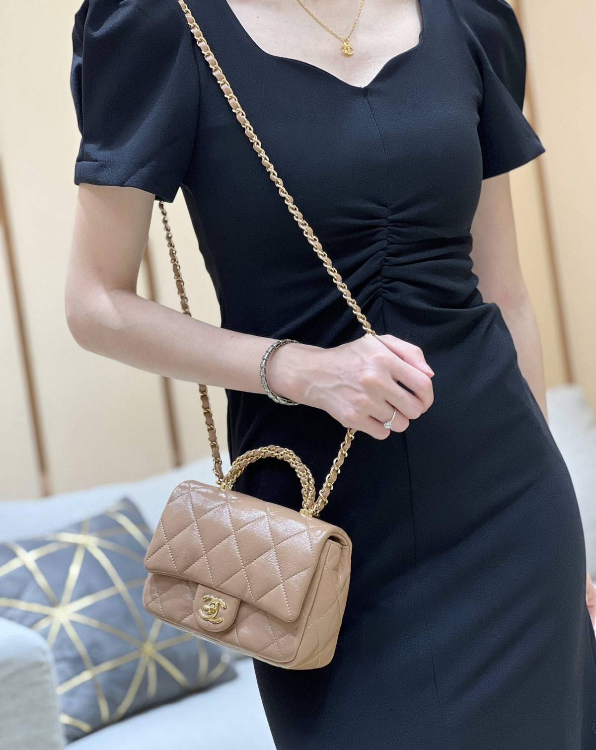 Ellebag super fake The 24B Mini Flap Bag with Top Handle: A Timeless Icon in Milk Tea Hues(2024 Dec Updated)-उत्तम गुणवत्ता नकली लुई Vuitton बैग ऑनलाइन स्टोर, प्रतिकृति डिजाइनर बैग ru